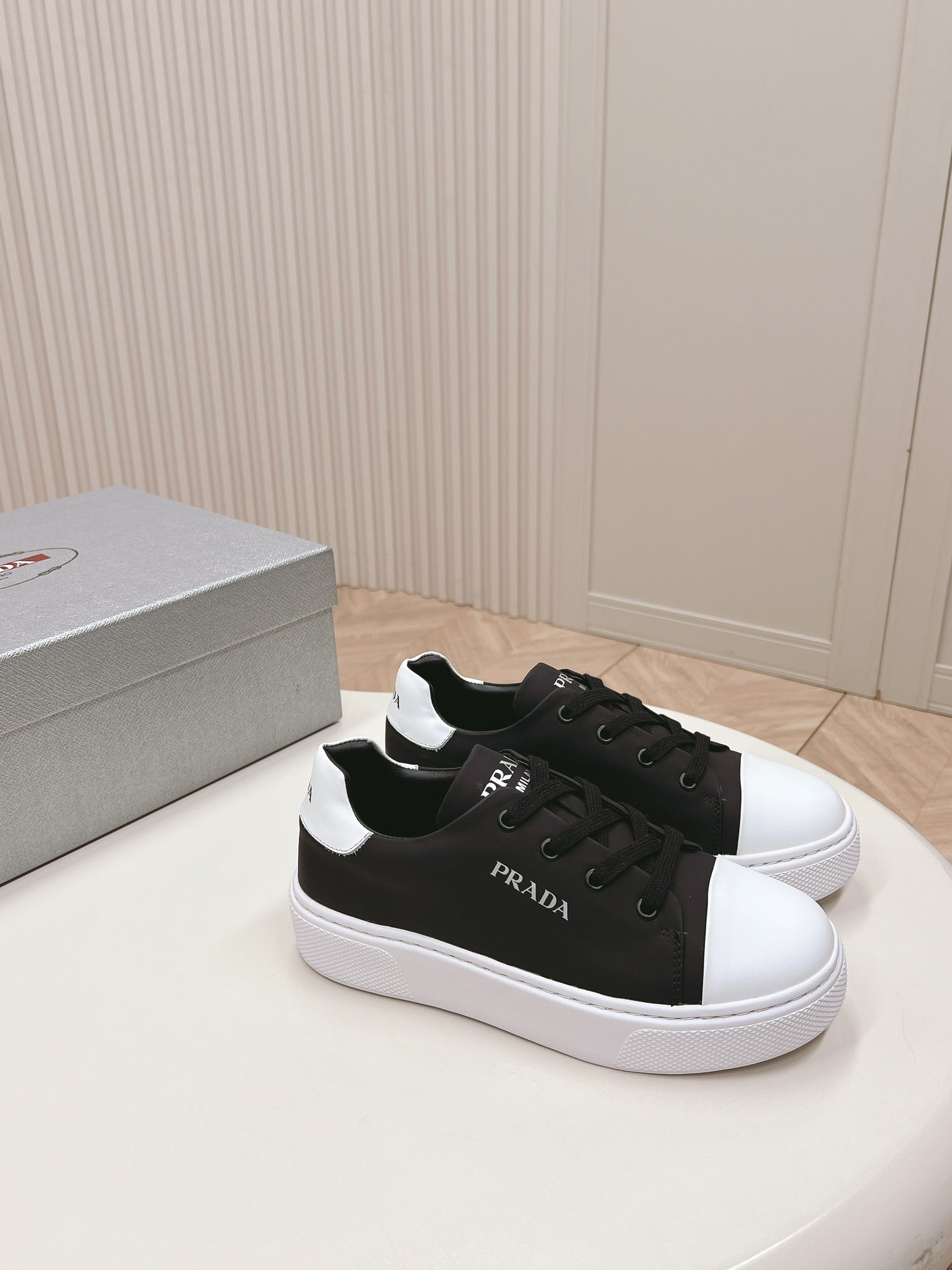 PRA LOGO OUTLET BASIC SNEAKERS BLACK AND WHITE TOE CALFSKIN