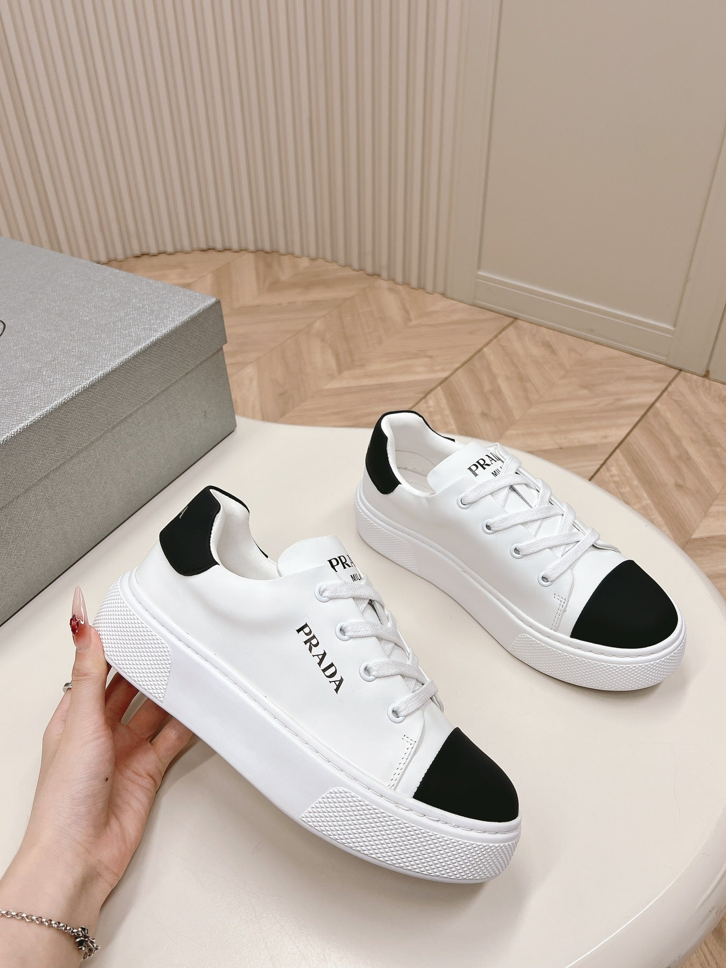 PRA LOGO OUTLET BASIC SNEAKERS WHITE AND BLACK TOE CALFSKIN