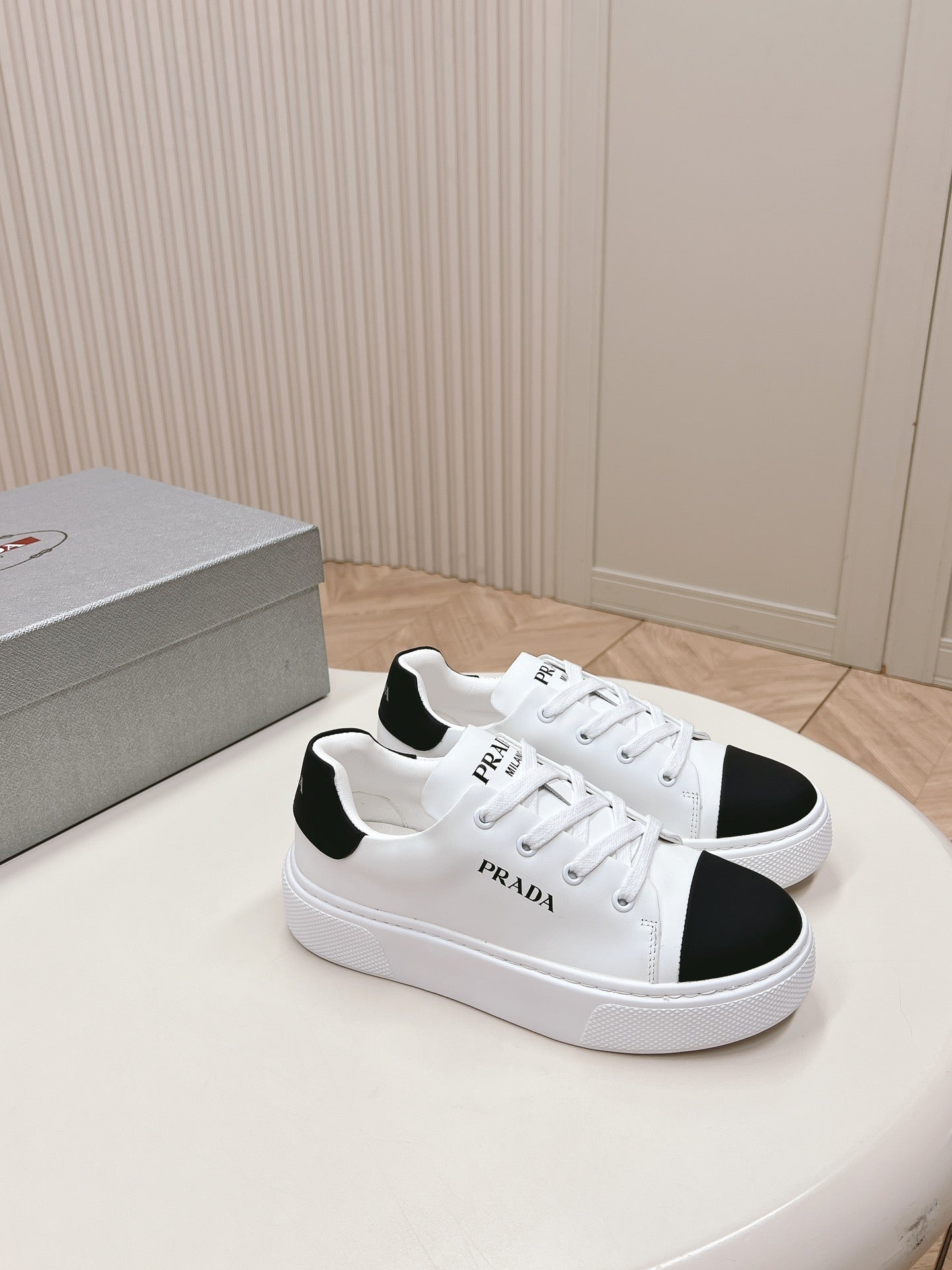 PRA LOGO OUTLET BASIC SNEAKERS WHITE AND BLACK TOE CALFSKIN