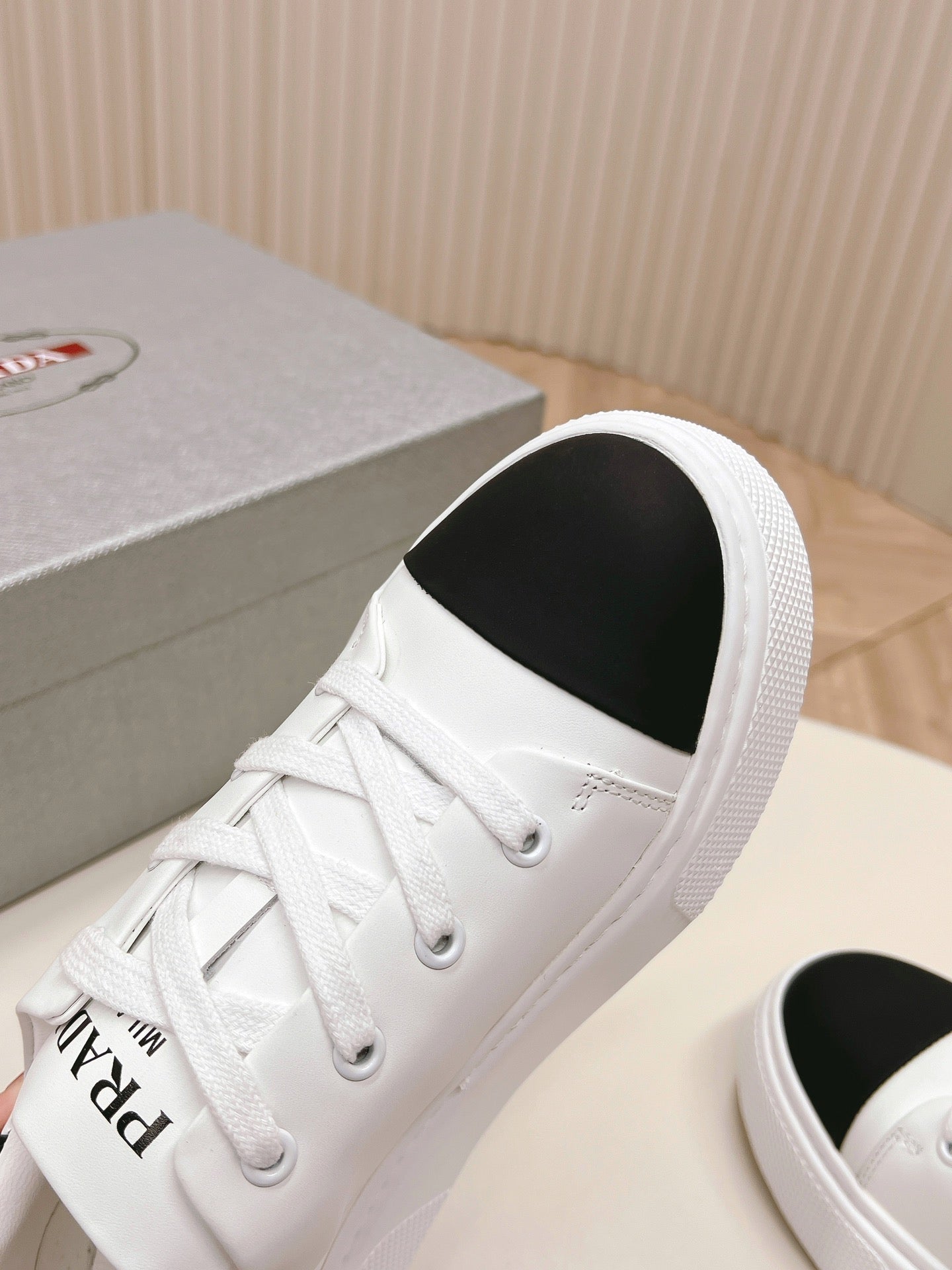 PRA LOGO OUTLET BASIC SNEAKERS WHITE AND BLACK TOE CALFSKIN