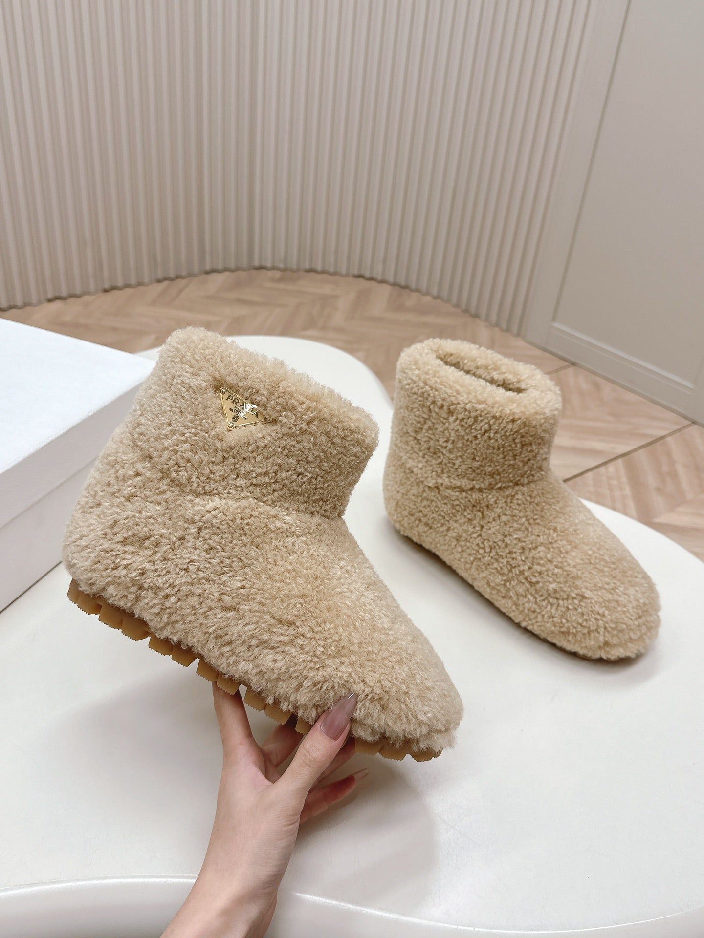 SNOW ANKLE BOOTS IN BEIGE SHEARLING