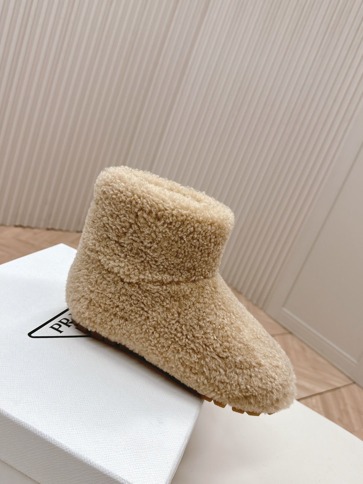 SNOW ANKLE BOOTS IN BEIGE SHEARLING