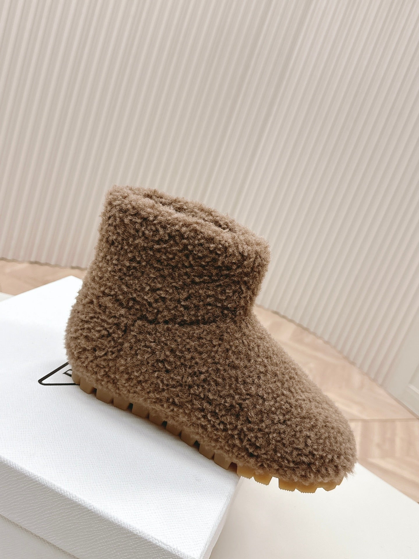 SNOW ANKLE BOOTS IN WOOD BROWN SHEARLING