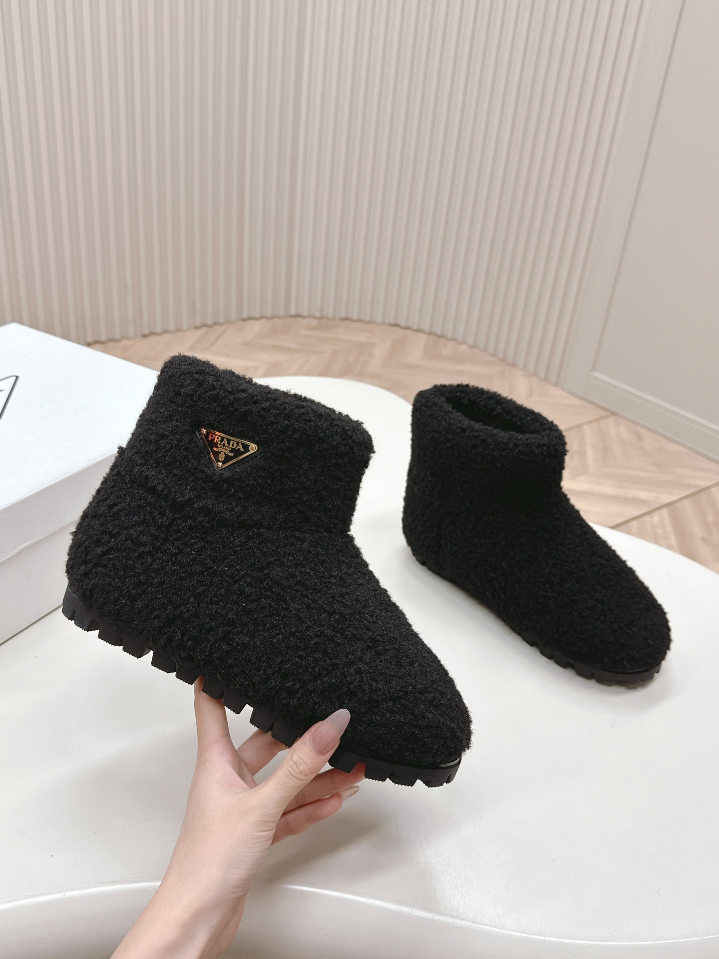 SNOW ANKLE BOOTS IN BLACK SHEARLING