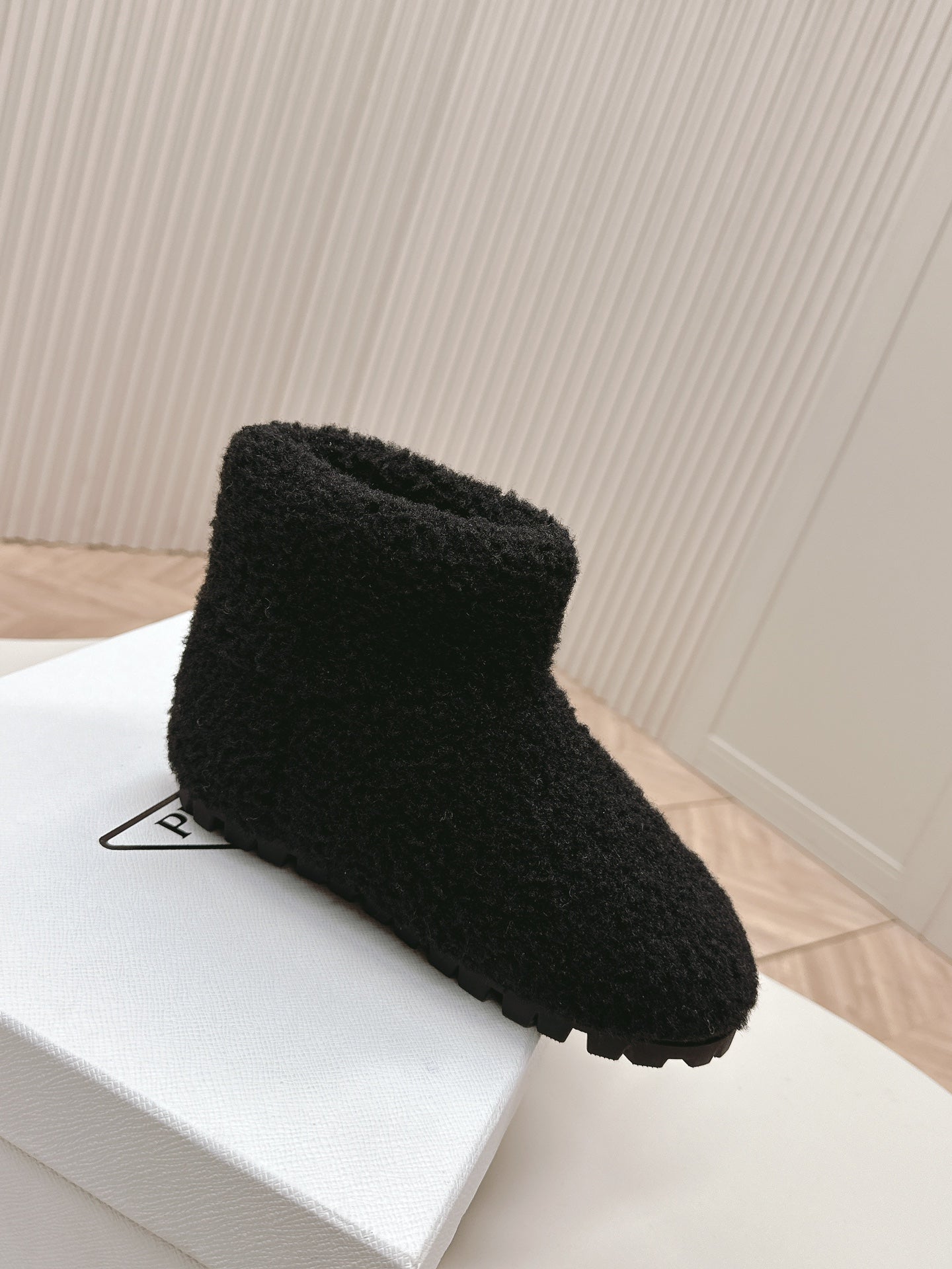 SNOW ANKLE BOOTS IN BLACK SHEARLING