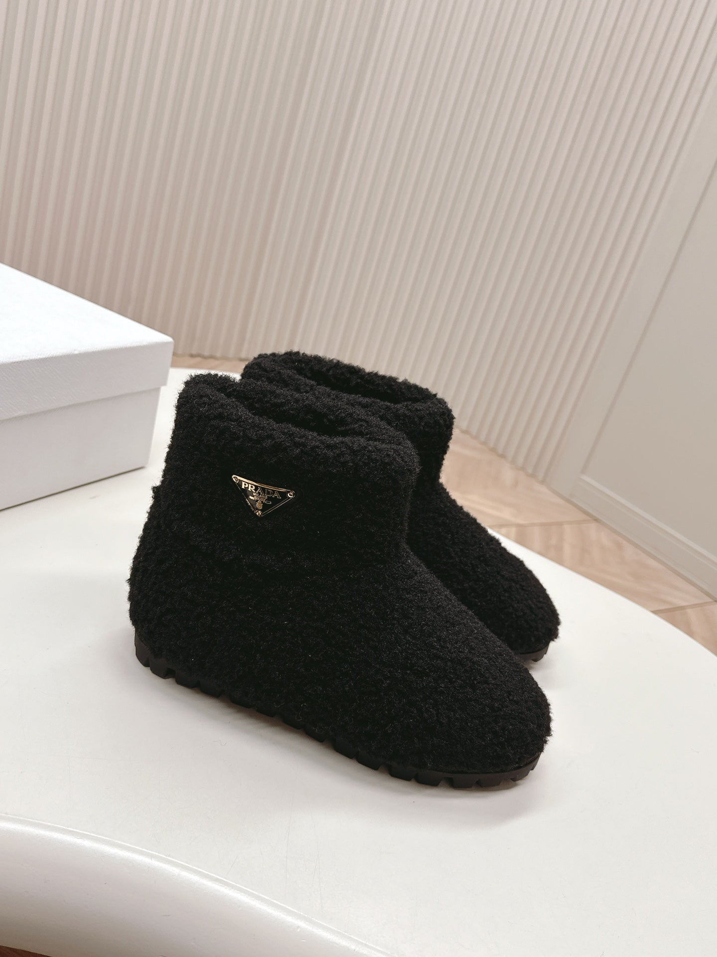 SNOW ANKLE BOOTS IN BLACK SHEARLING