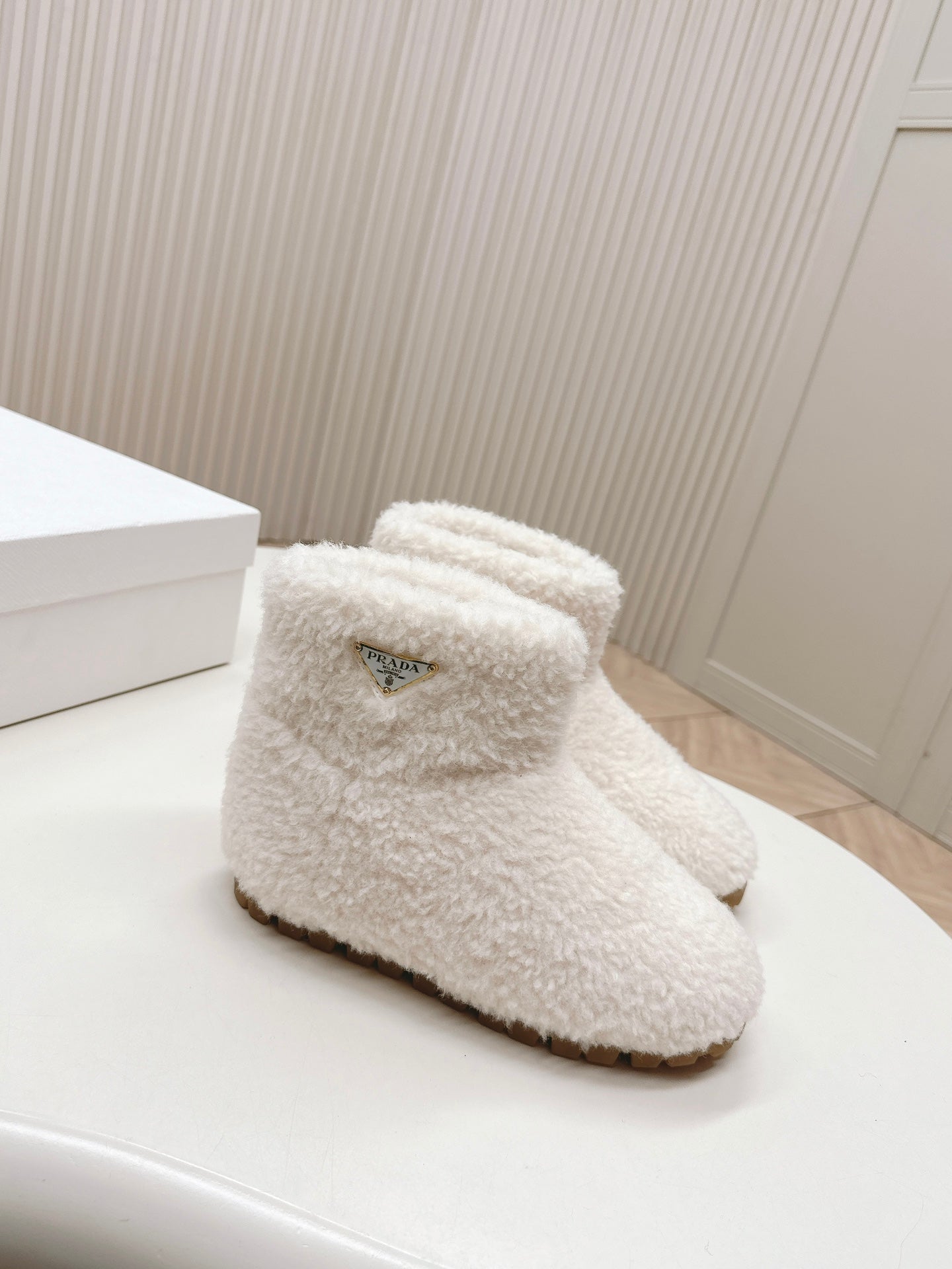 SNOW ANKLE BOOTS IN WHITE SHEARLING