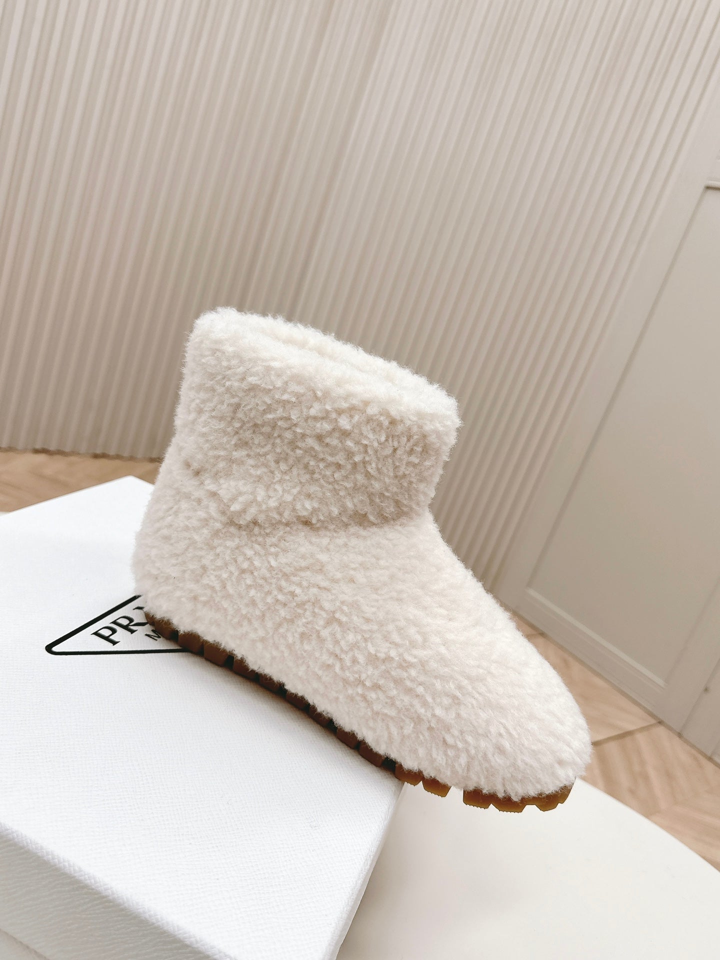 SNOW ANKLE BOOTS IN WHITE SHEARLING