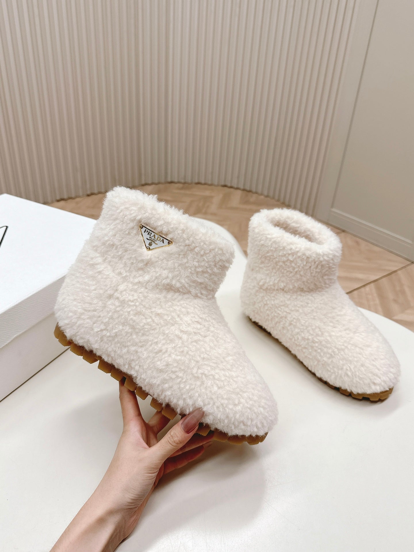 SNOW ANKLE BOOTS IN WHITE SHEARLING