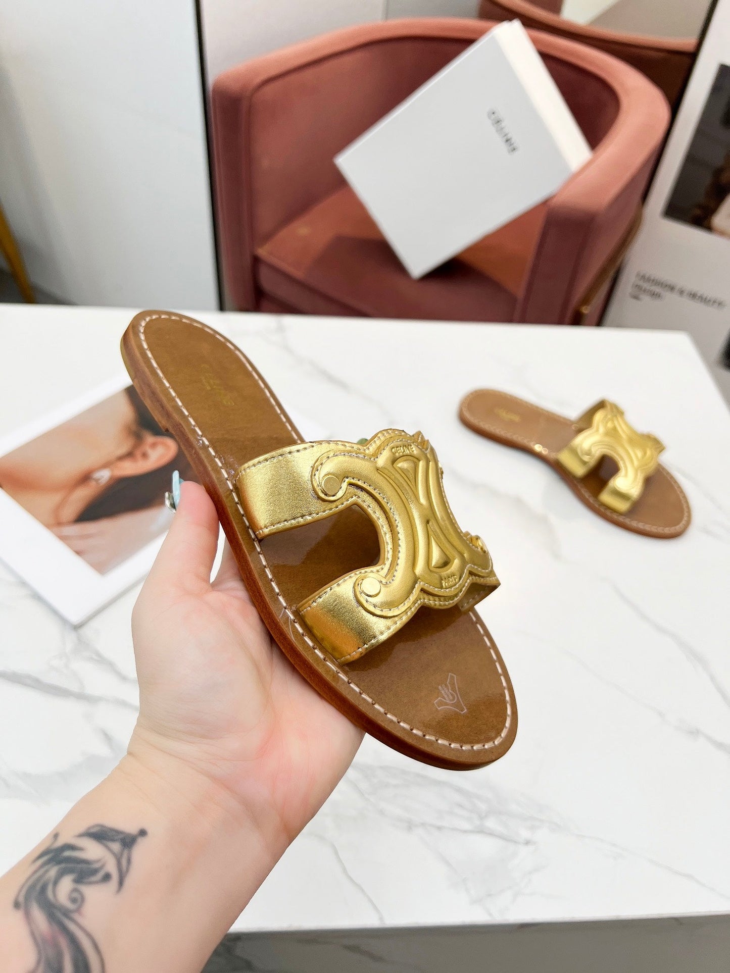 TRIOMPHE SLIDE IN GOLD CALFSKIN