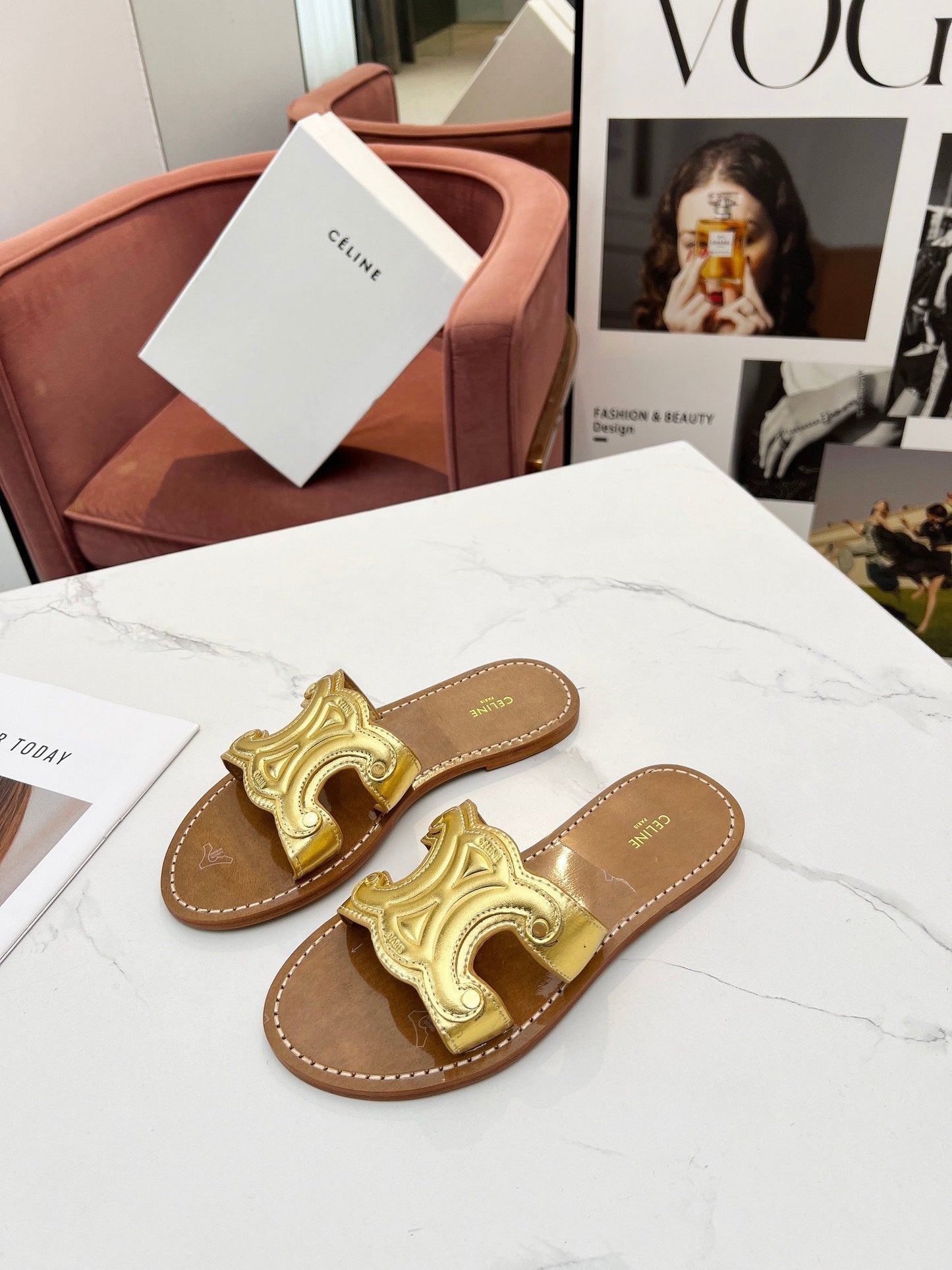 TRIOMPHE SLIDE IN GOLD CALFSKIN