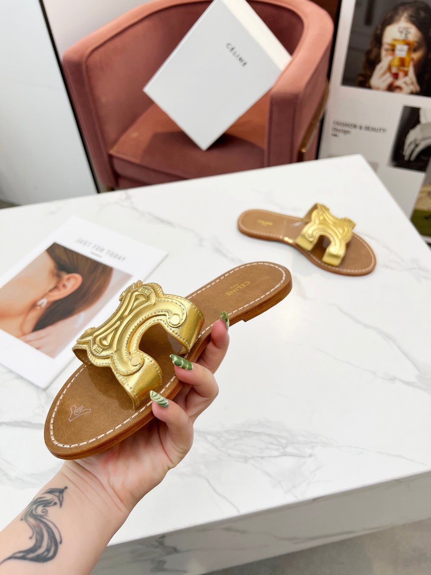 TRIOMPHE SLIDE IN GOLD CALFSKIN