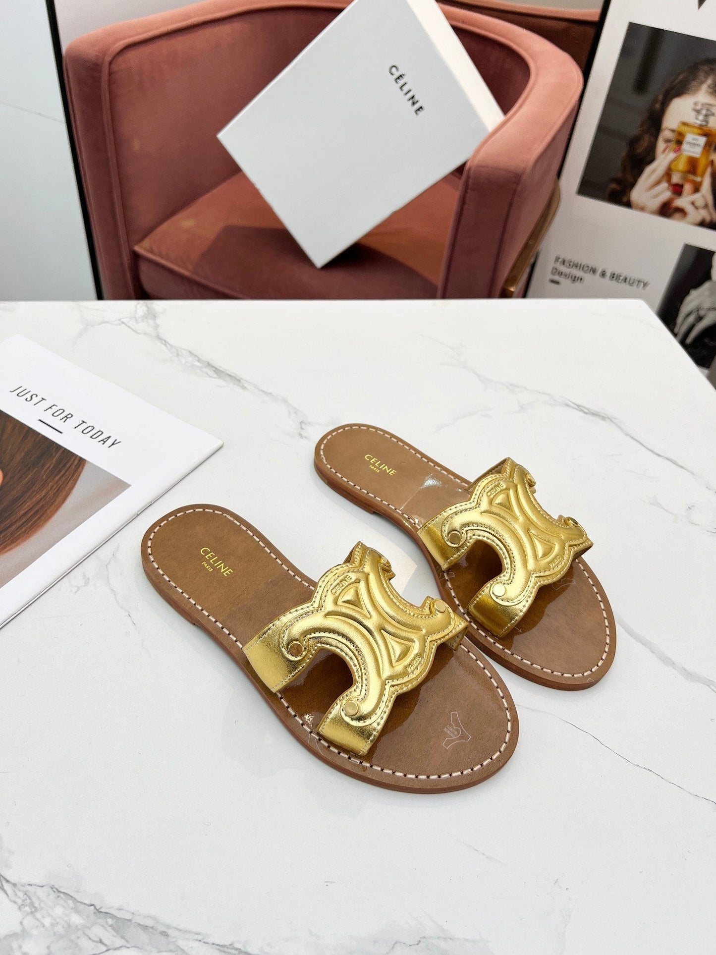 TRIOMPHE SLIDE IN GOLD CALFSKIN