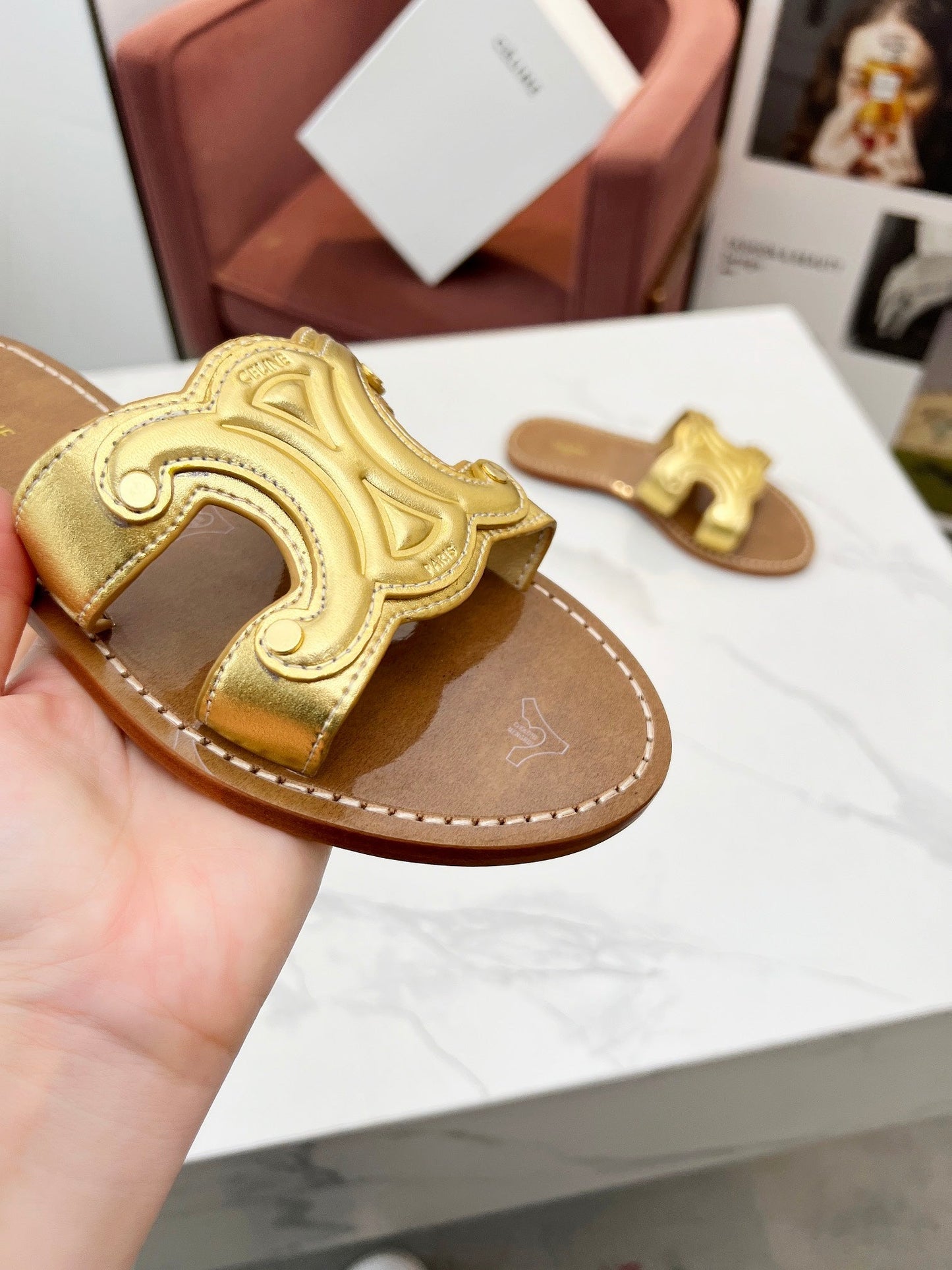 TRIOMPHE SLIDE IN GOLD CALFSKIN