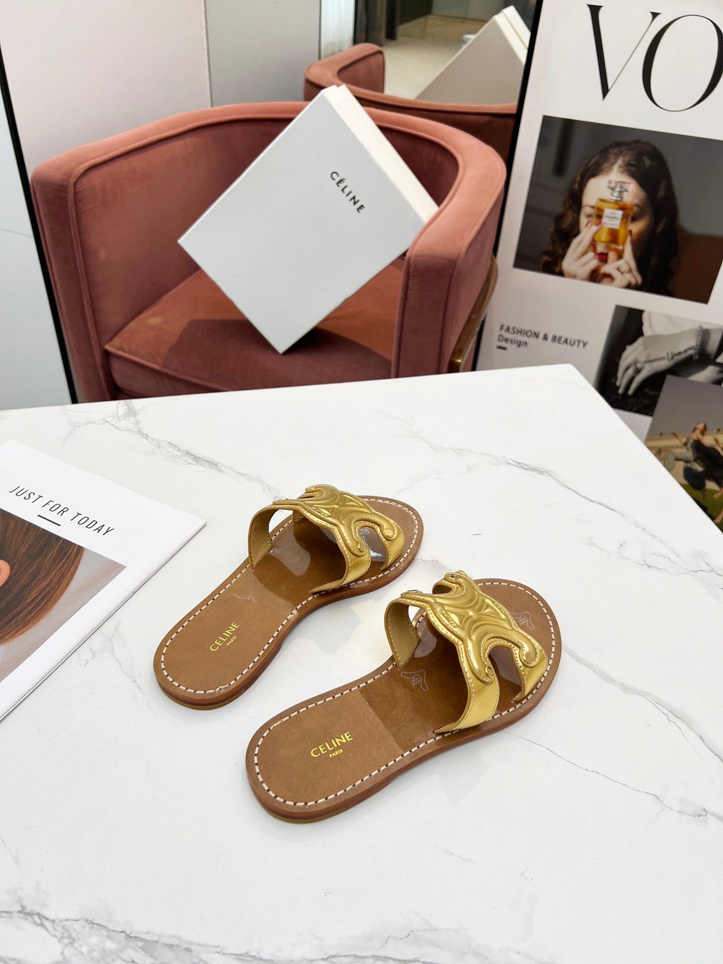 TRIOMPHE SLIDE IN GOLD CALFSKIN