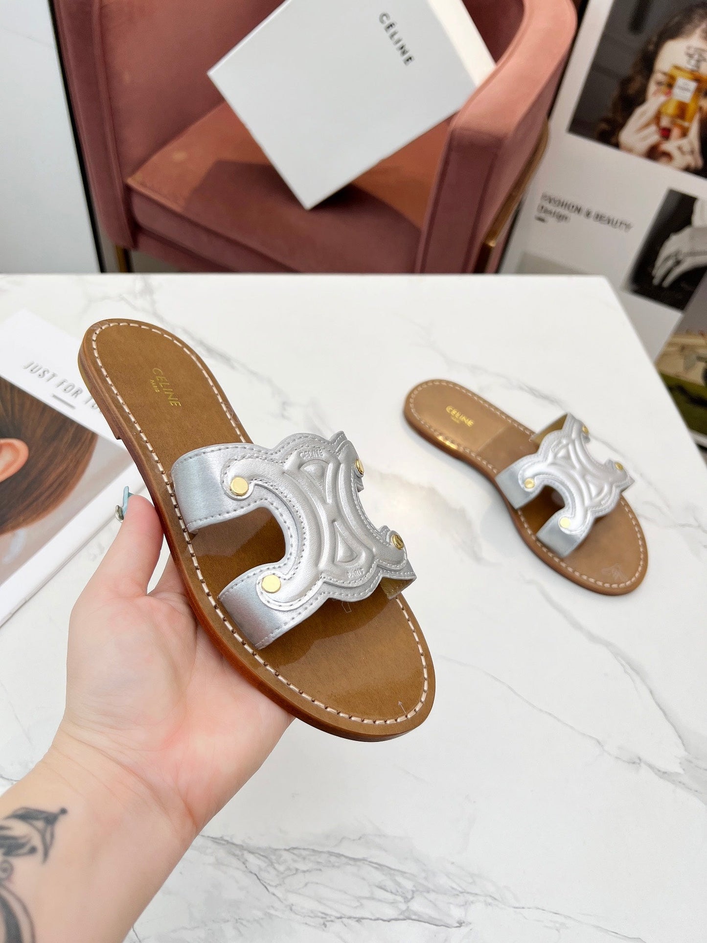 TRIOMPHE SLIDE IN SILVER CALFSKIN