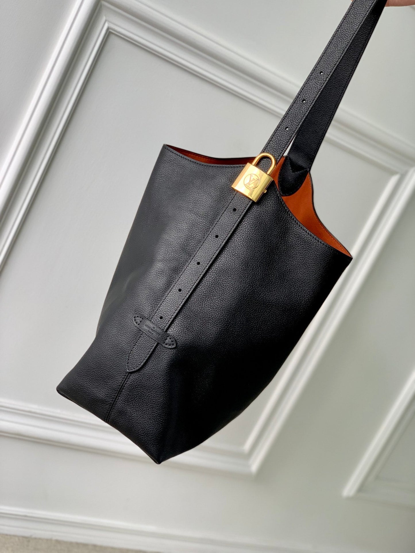 LOW KEY HOBO MM 31CM BLACK CALFSKIN