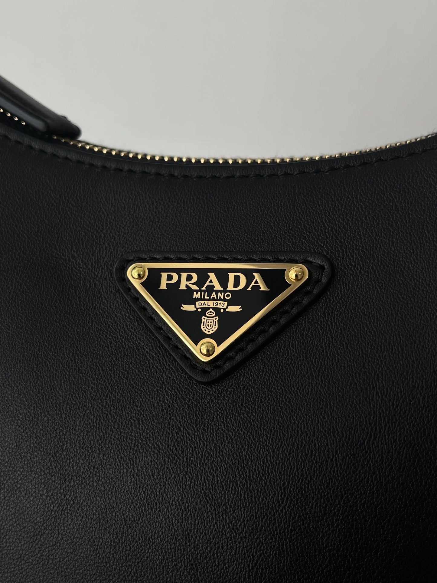 PRA ARQUÉ 22 SHOULDER BAG IN BLACK LEATHER