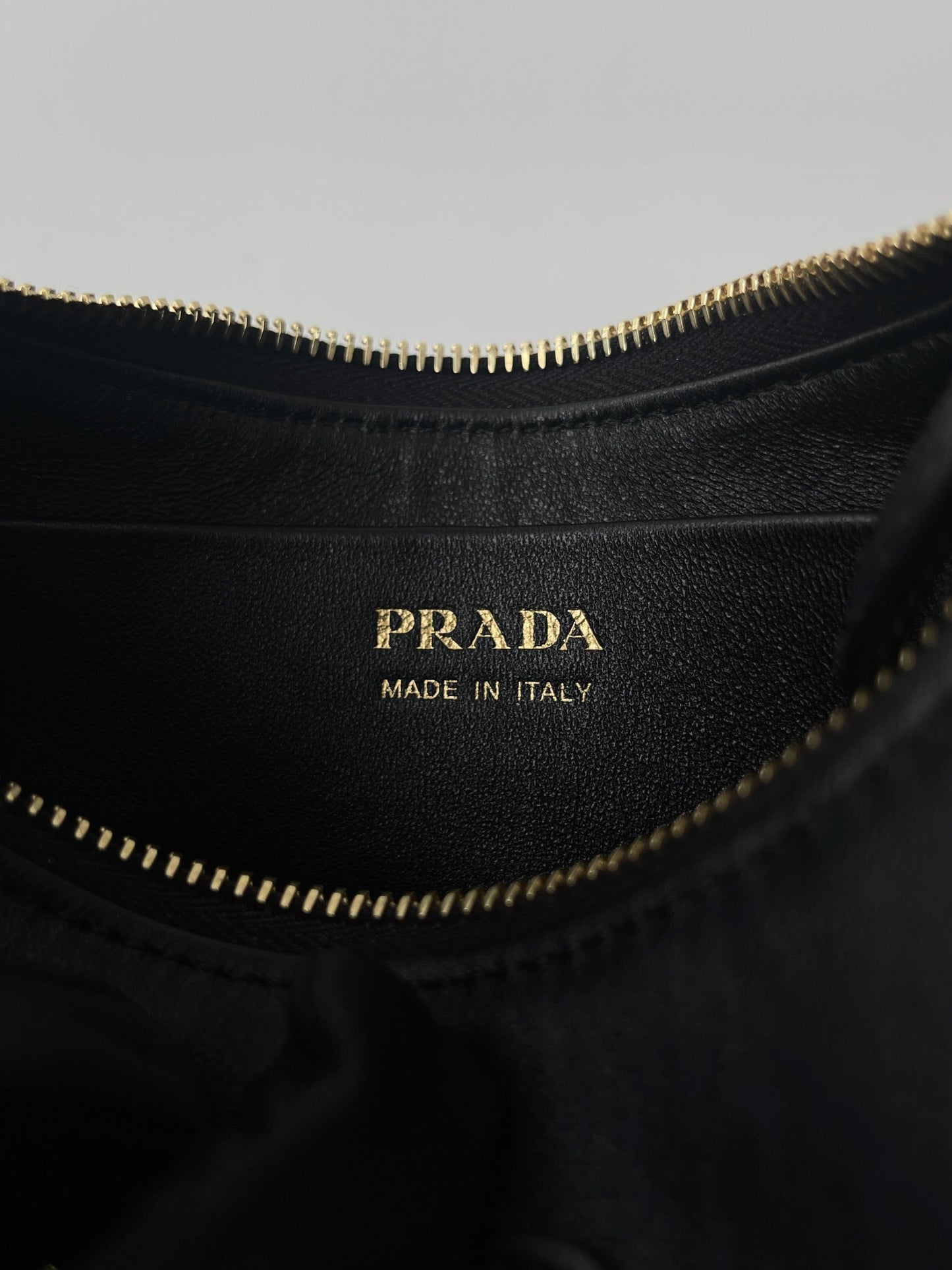 PRA ARQUÉ 22 SHOULDER BAG IN BLACK LEATHER