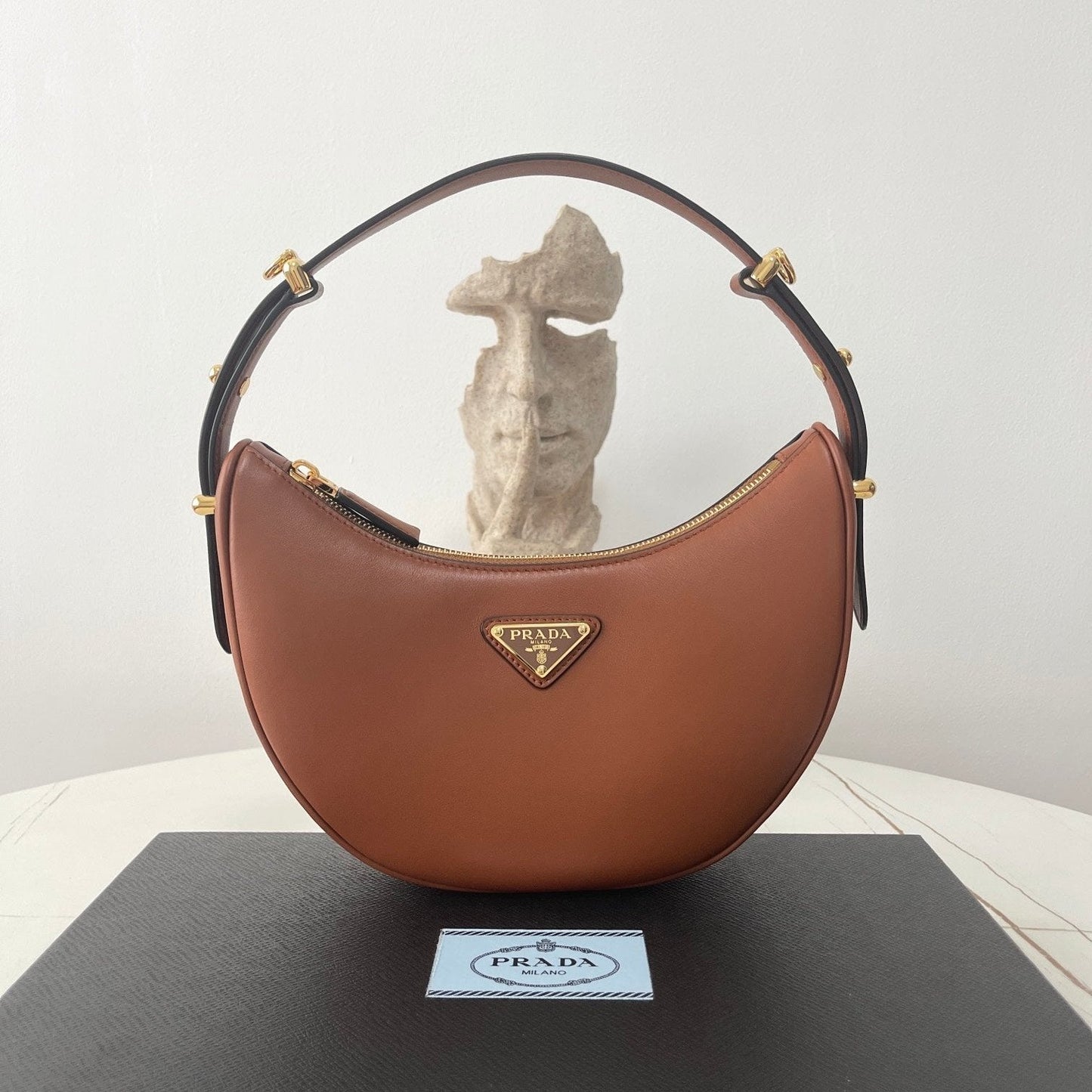 PRA ARQUÉ 22 SHOULDER BAG IN COGNAC BROWN LEATHER