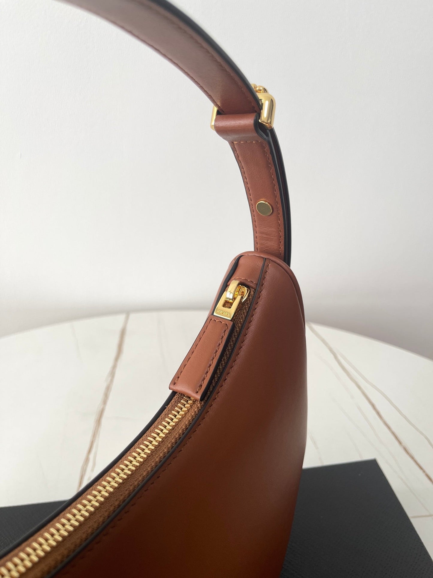 PRA ARQUÉ 22 SHOULDER BAG IN COGNAC BROWN LEATHER