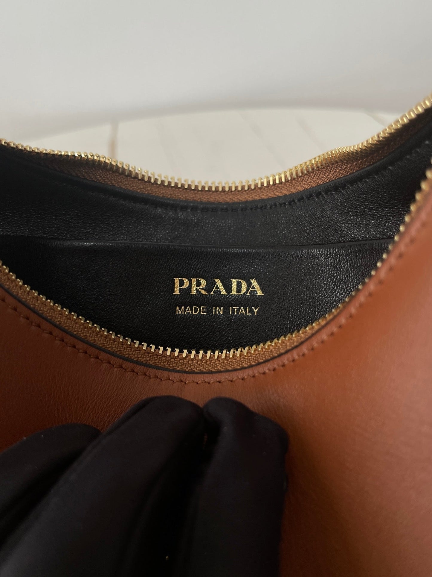 PRA ARQUÉ 22 SHOULDER BAG IN COGNAC BROWN LEATHER