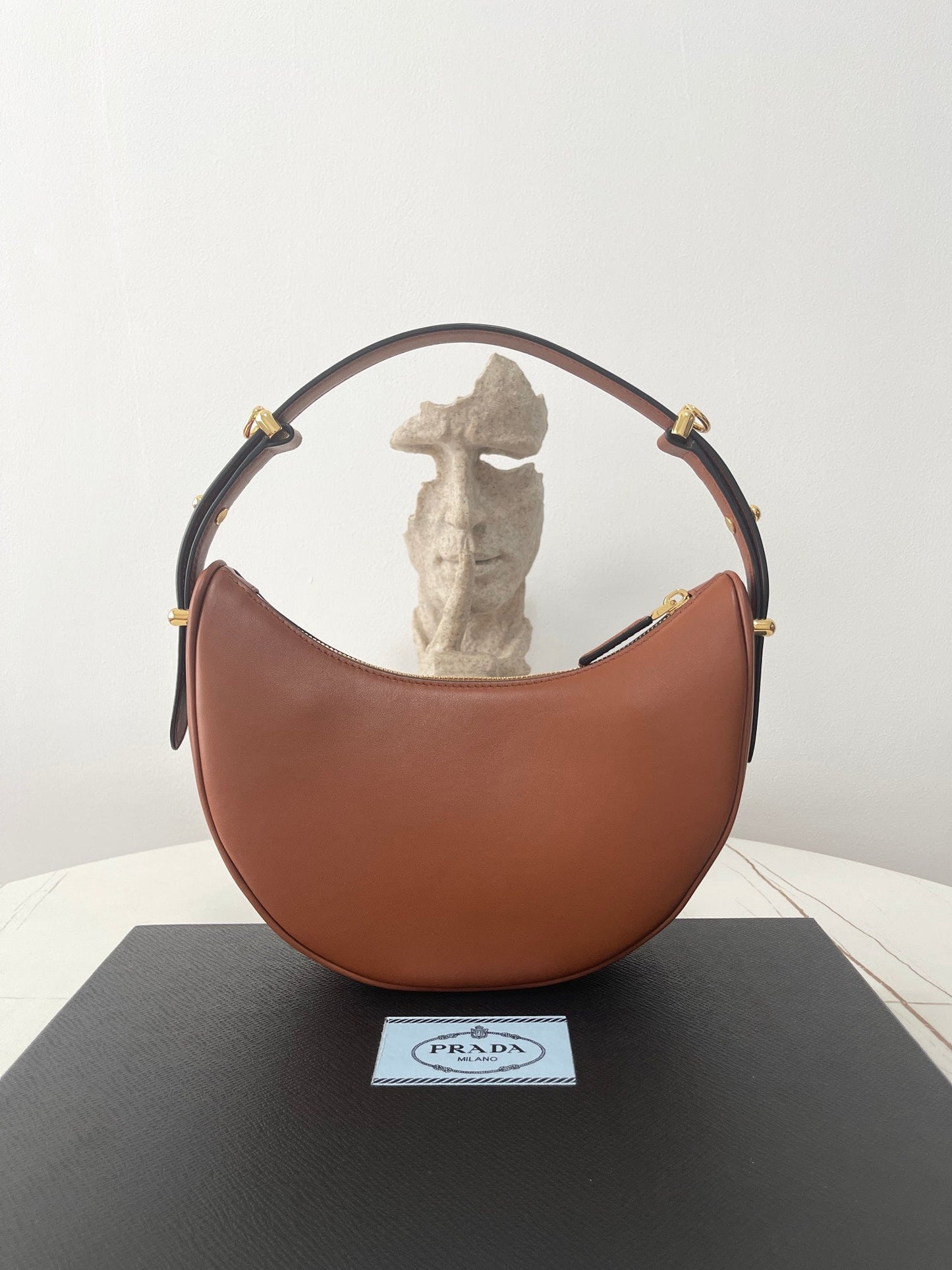 PRA ARQUÉ 22 SHOULDER BAG IN COGNAC BROWN LEATHER