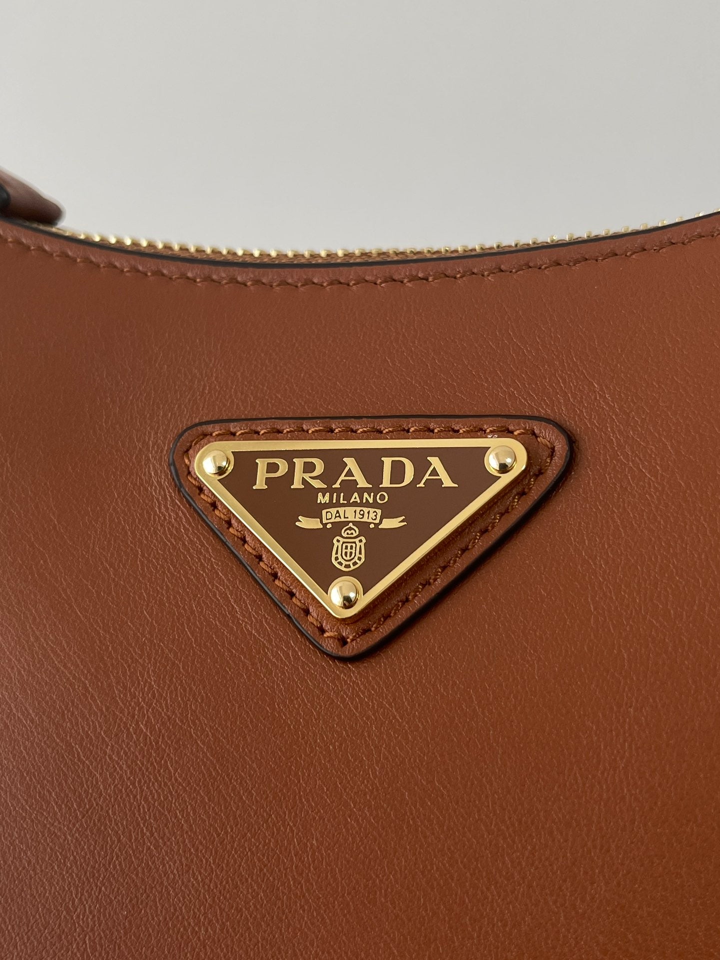 PRA ARQUÉ 22 SHOULDER BAG IN COGNAC BROWN LEATHER