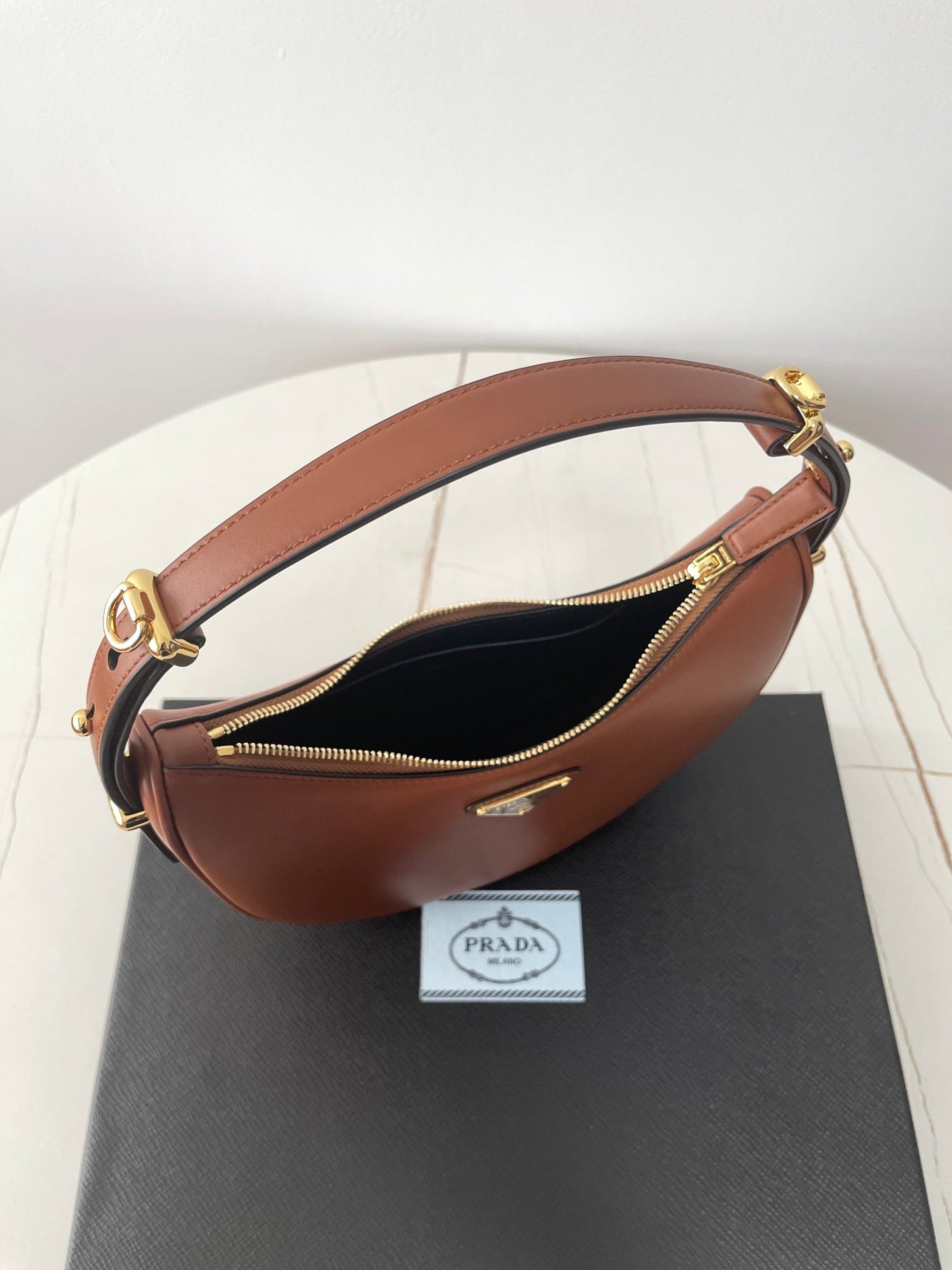 PRA ARQUÉ 22 SHOULDER BAG IN COGNAC BROWN LEATHER