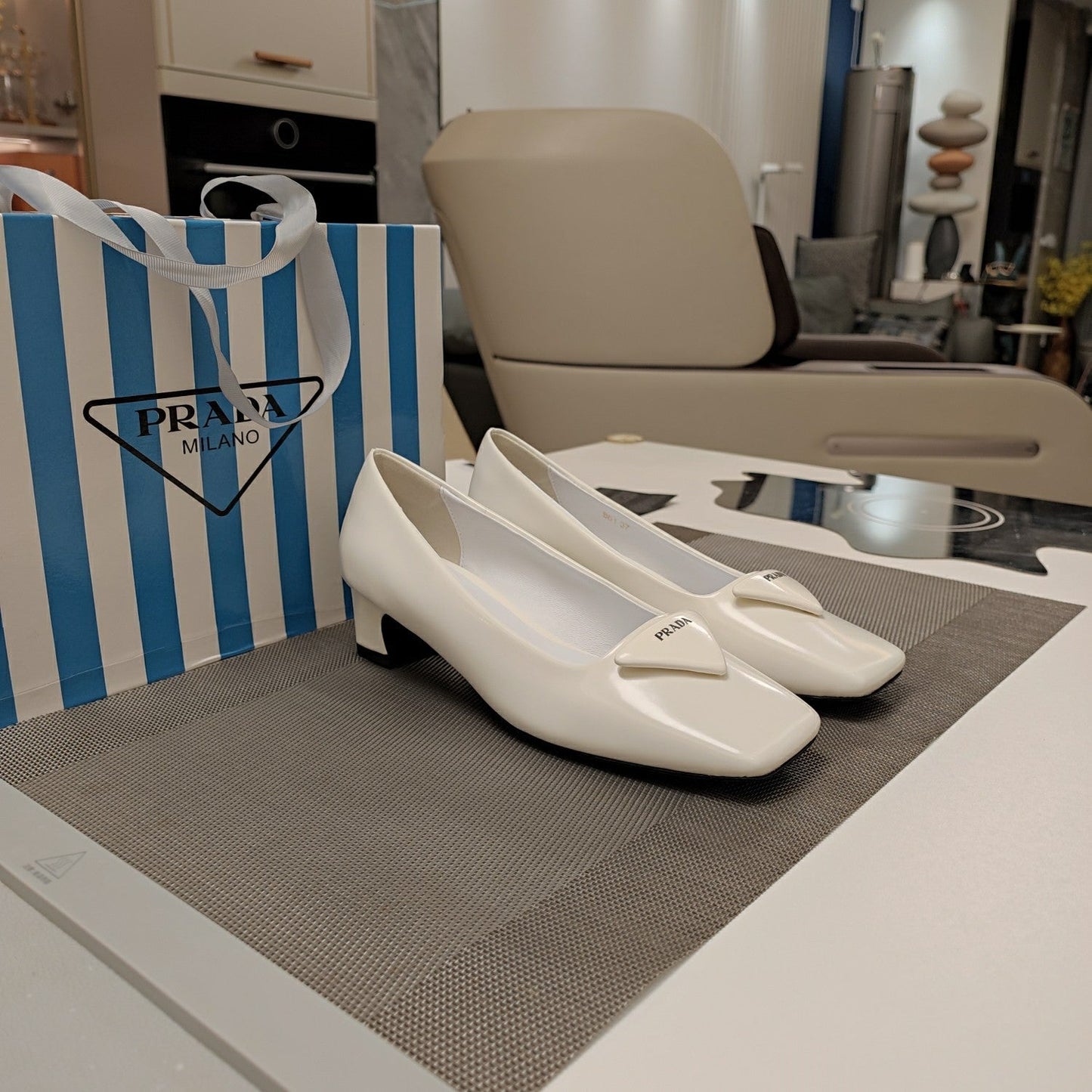 TRIANGLE LOGO PUMPS IN WHITE GLOSSY CALFSKIN