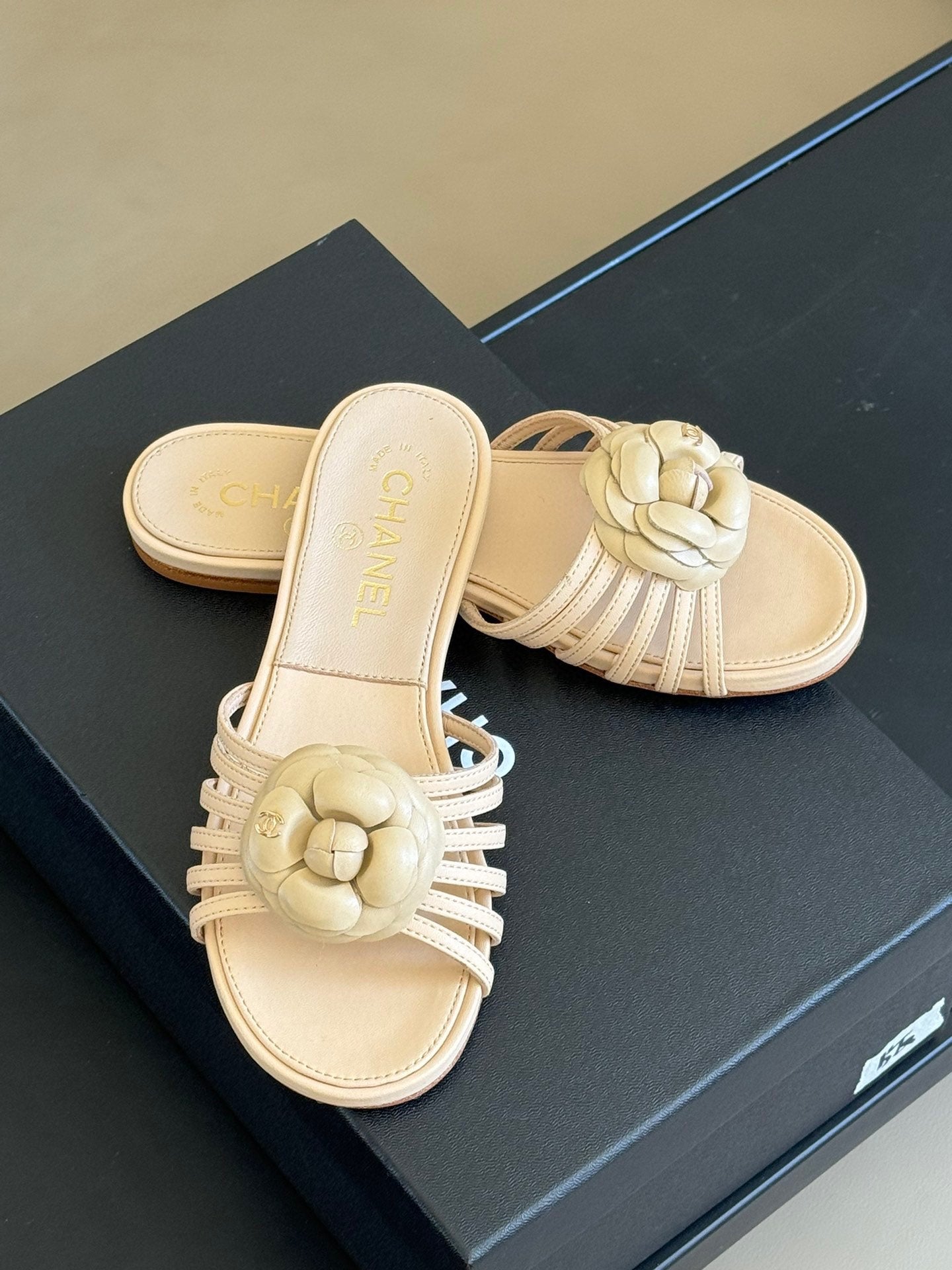 mule sandal flower beige lambskin