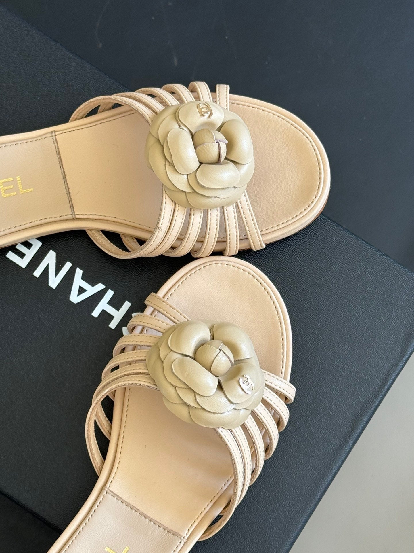 mule sandal flower beige lambskin