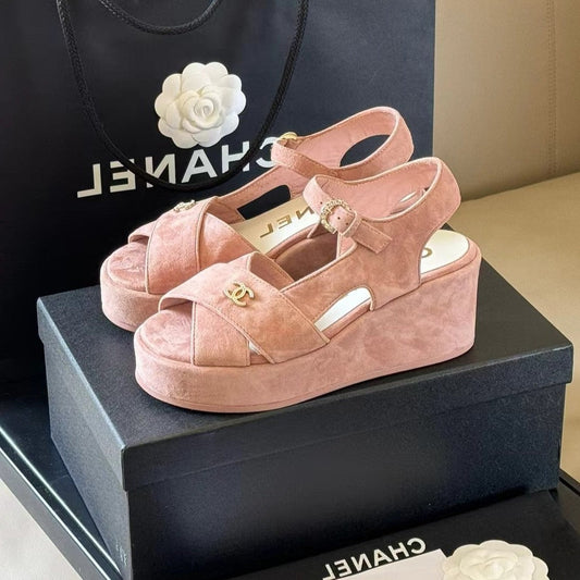 CC CLASSIC WEDGE SANDALS IN LIGHT PINK LAMBSKIN SUEDE