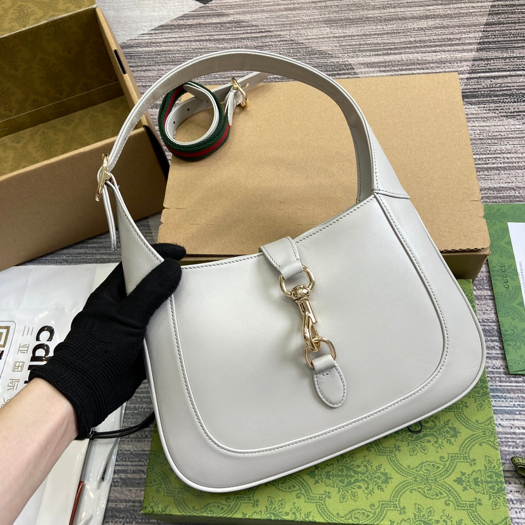 JACKIE SMALL SHOULDER BAG 27 IN WHITE CALFSKIN GOLD HARDWARE