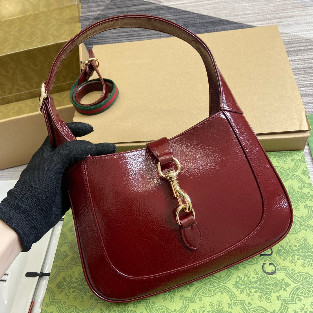 JACKIE SMALL SHOULDER BAG 27 IN WINE RED CRACKED LACQUER CALFSKIN GOLD HARDWARE