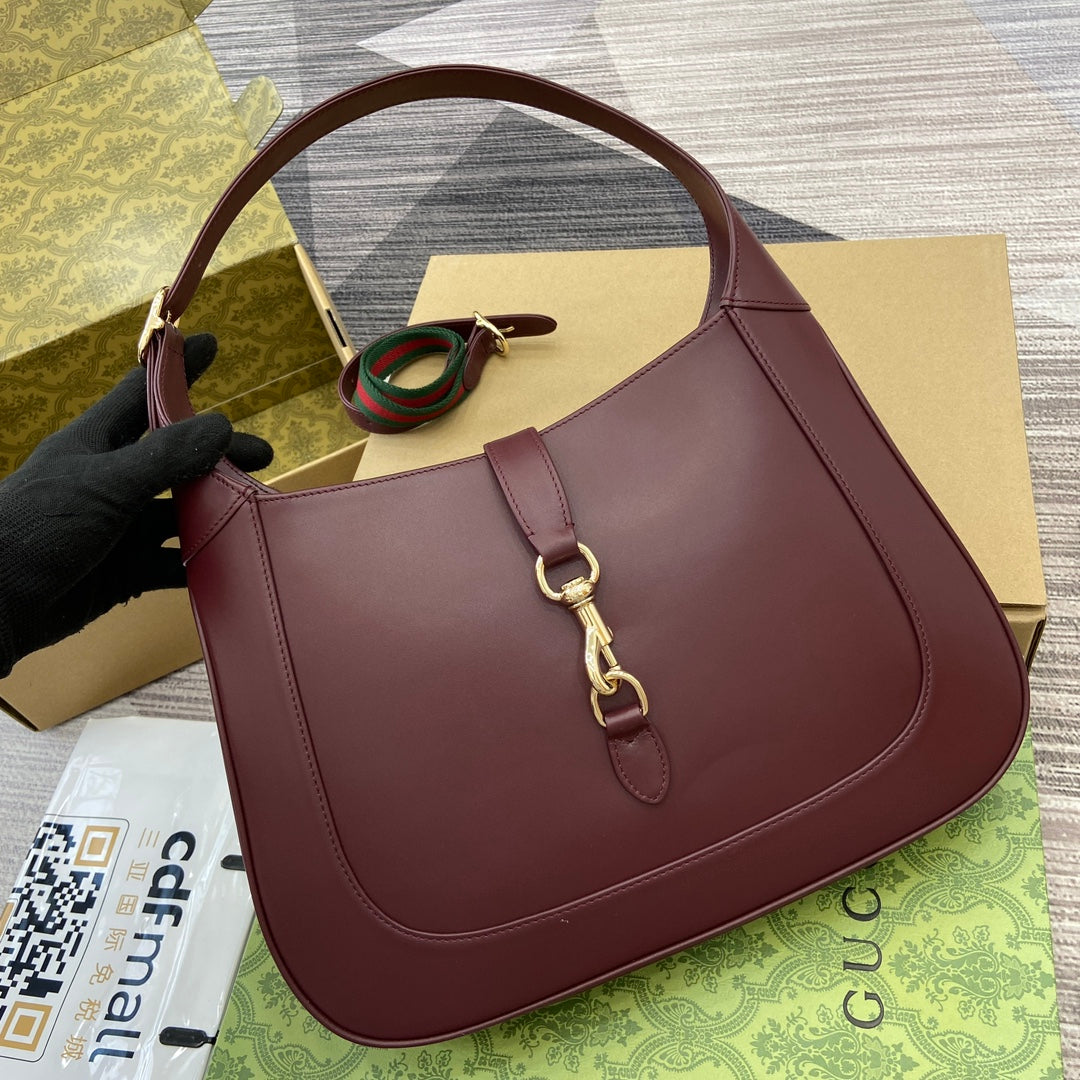 JACKIE MEDIUM SHOULDER BAG 35 IN WINE RED CALFSKIN GOLD HARDWARE