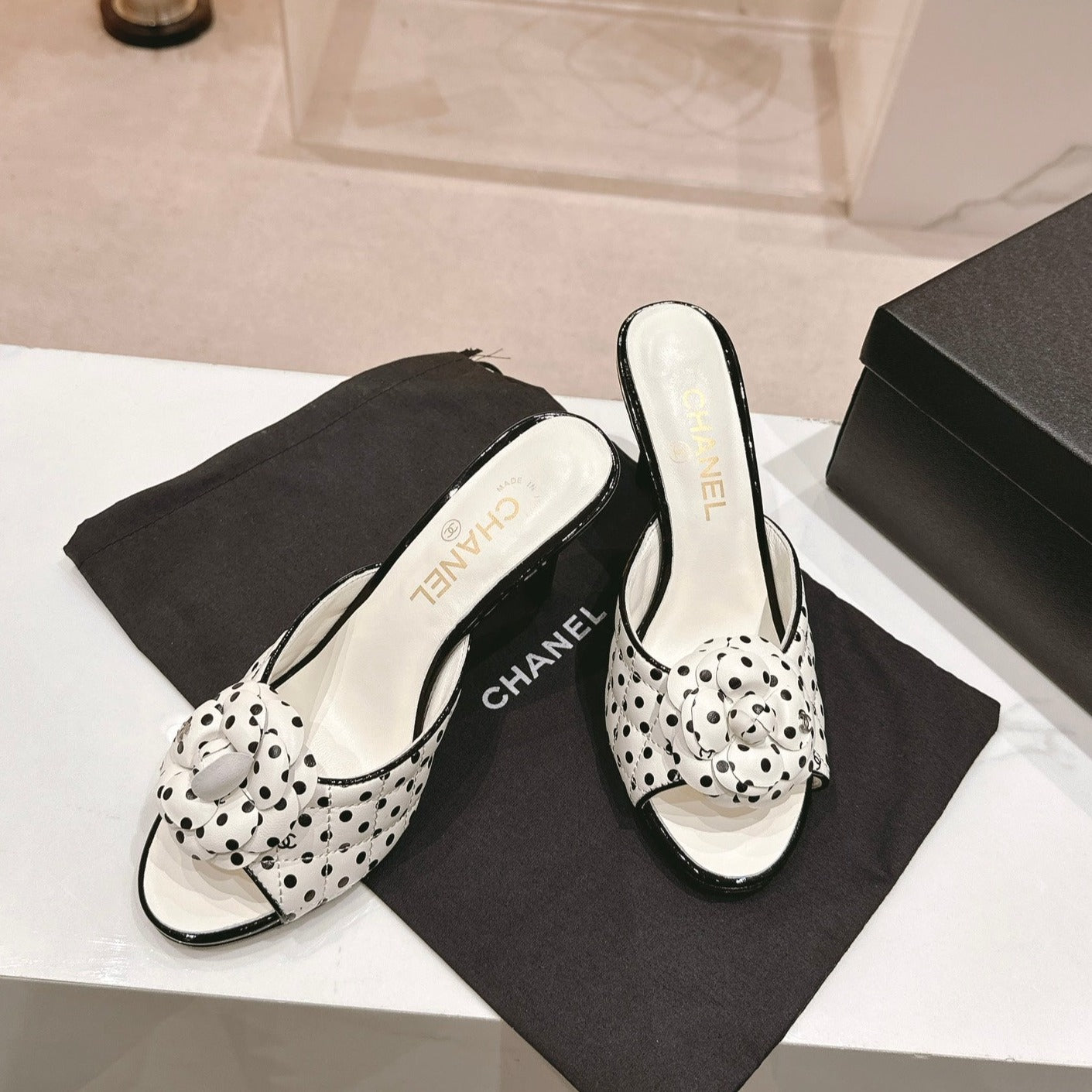 cc sandal flower 85 white black calfskin