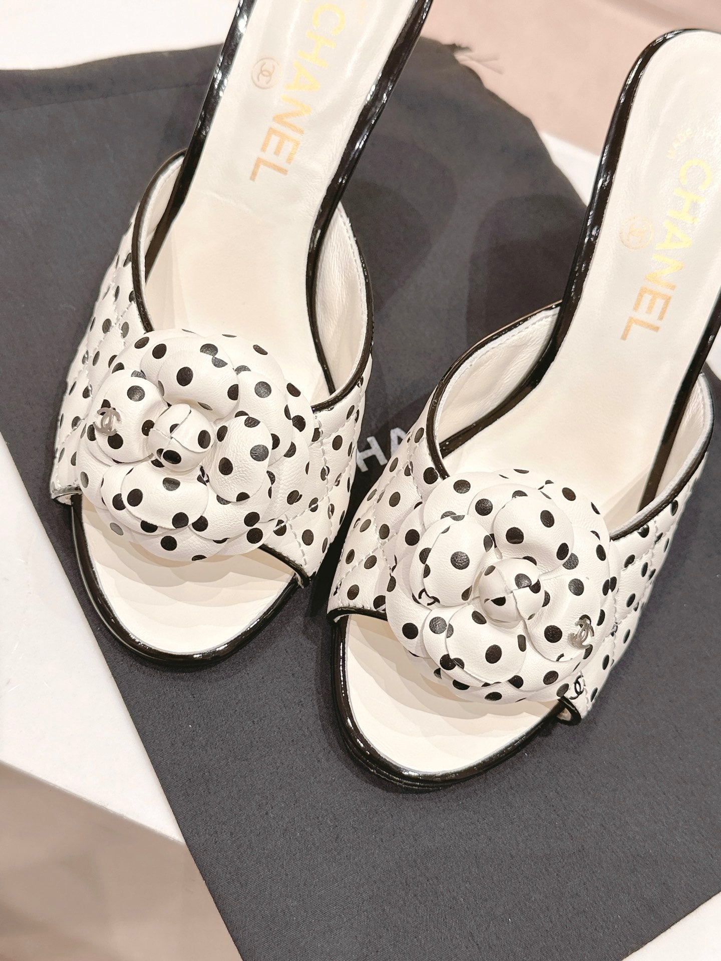 cc sandal flower 85 white black calfskin