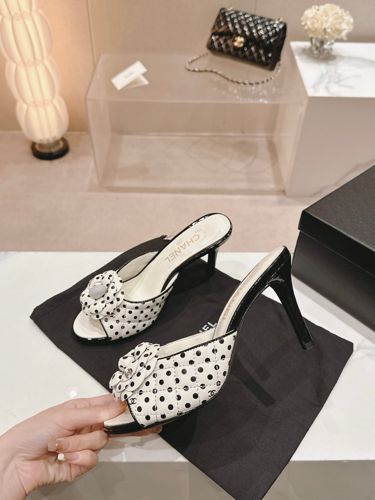 cc sandal flower 85 white black calfskin