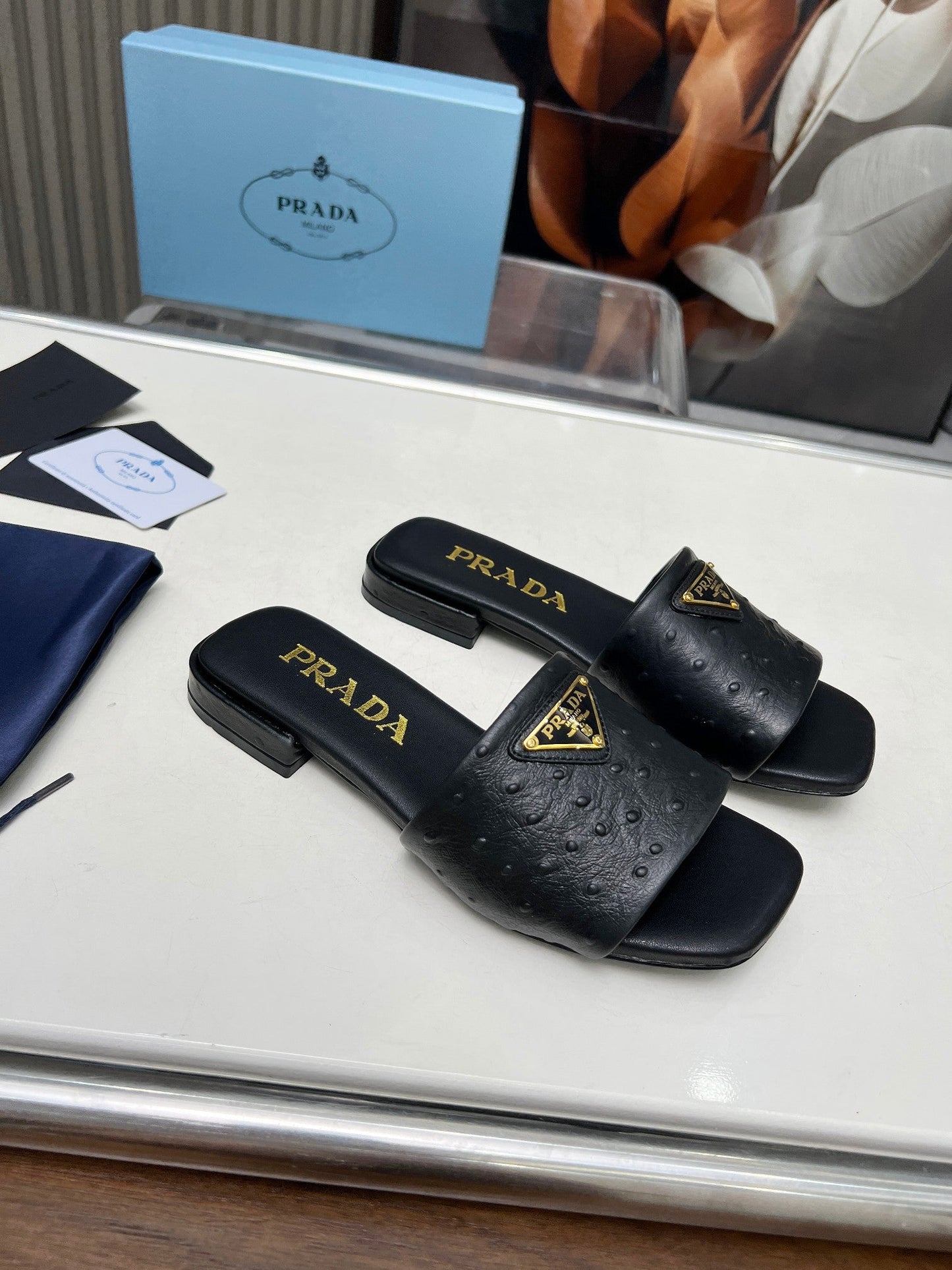 PRA SAFFIANO PATENT SLIDES OSTRICH MOTIF BLACK CALFSKIN