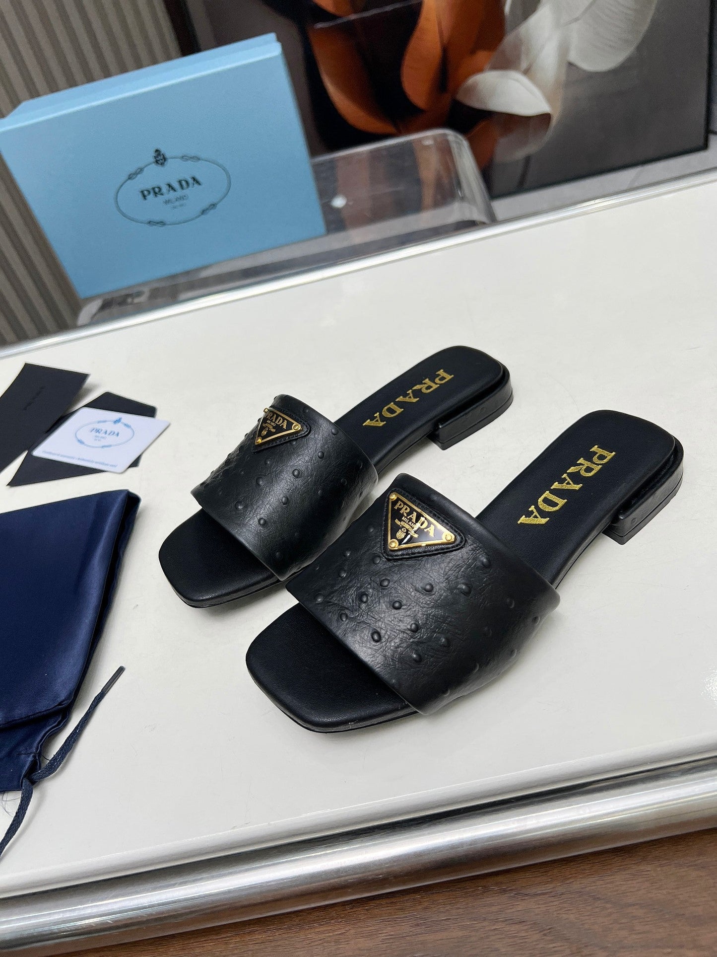 PRA SAFFIANO PATENT SLIDES OSTRICH MOTIF BLACK CALFSKIN