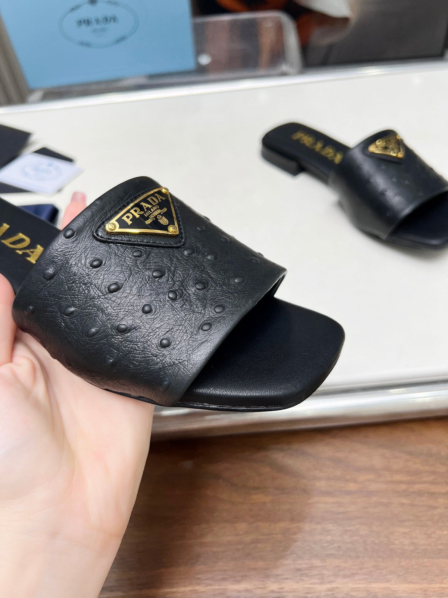 PRA SAFFIANO PATENT SLIDES OSTRICH MOTIF BLACK CALFSKIN