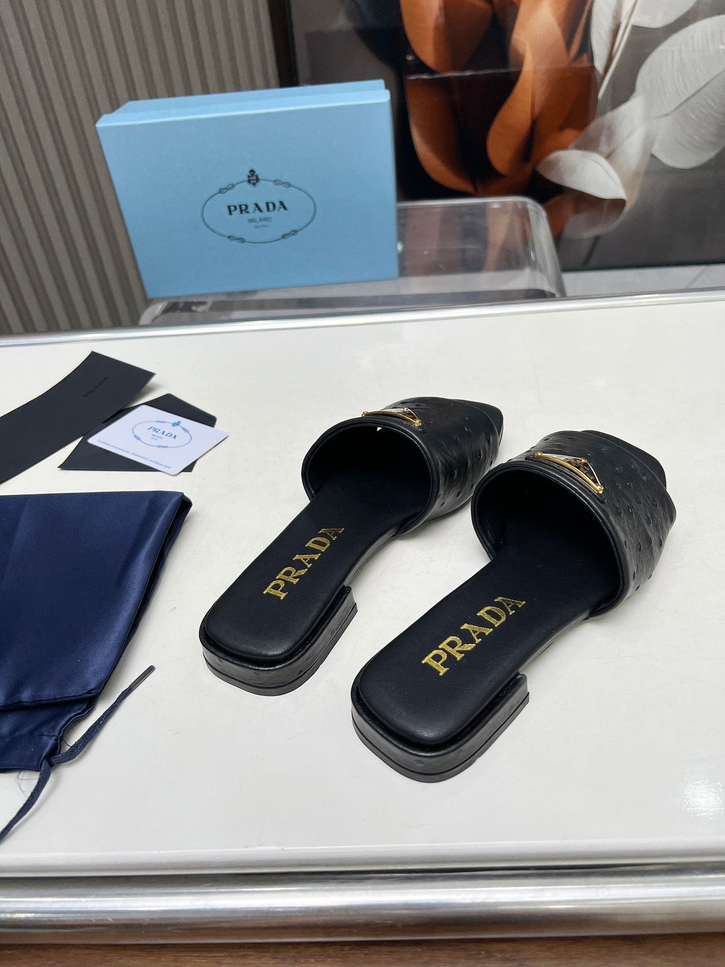 PRA SAFFIANO PATENT SLIDES OSTRICH MOTIF BLACK CALFSKIN