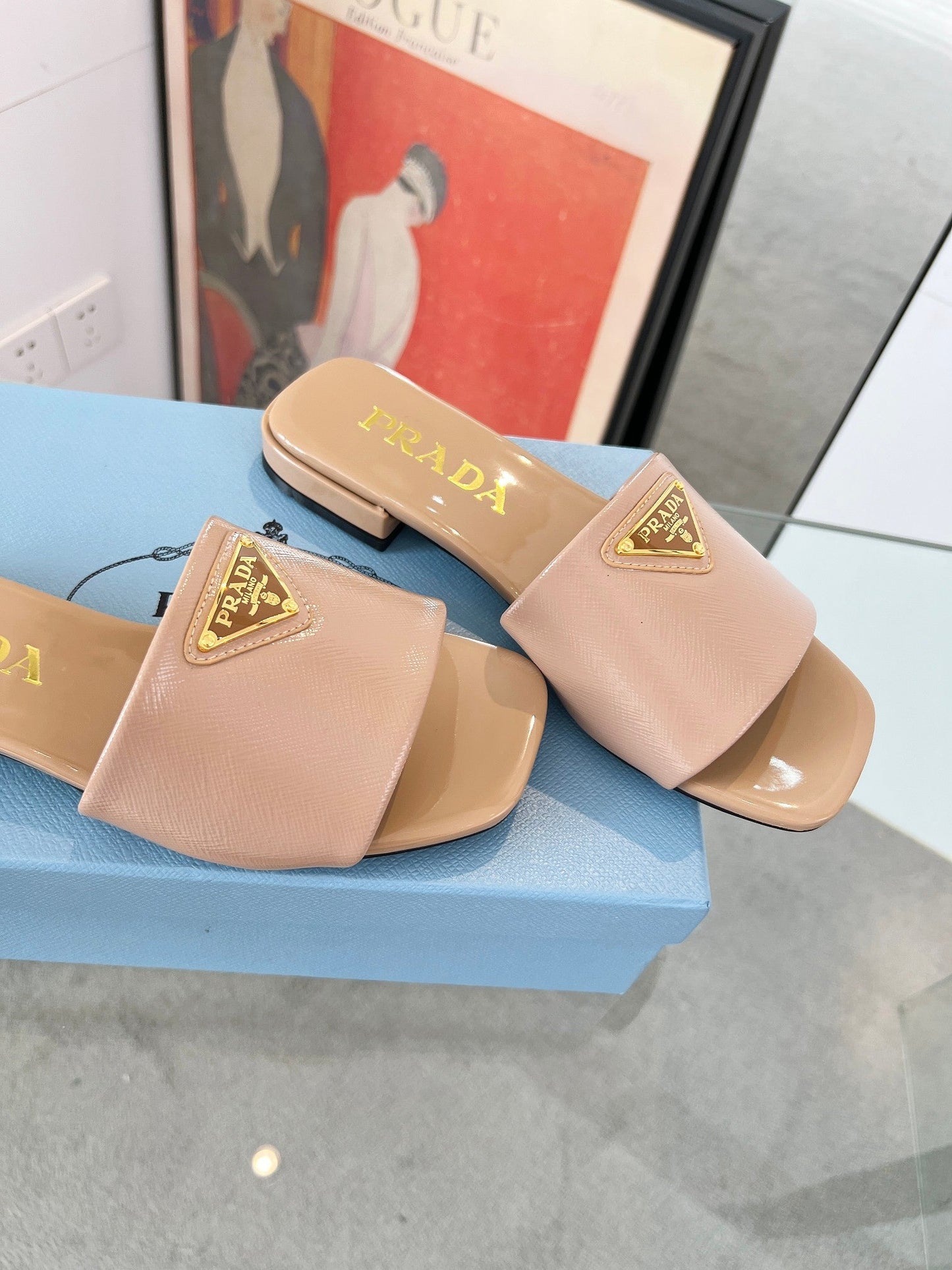 PRA SAFFIANO PATENT SLIDES TUSCAN CALFSKIN