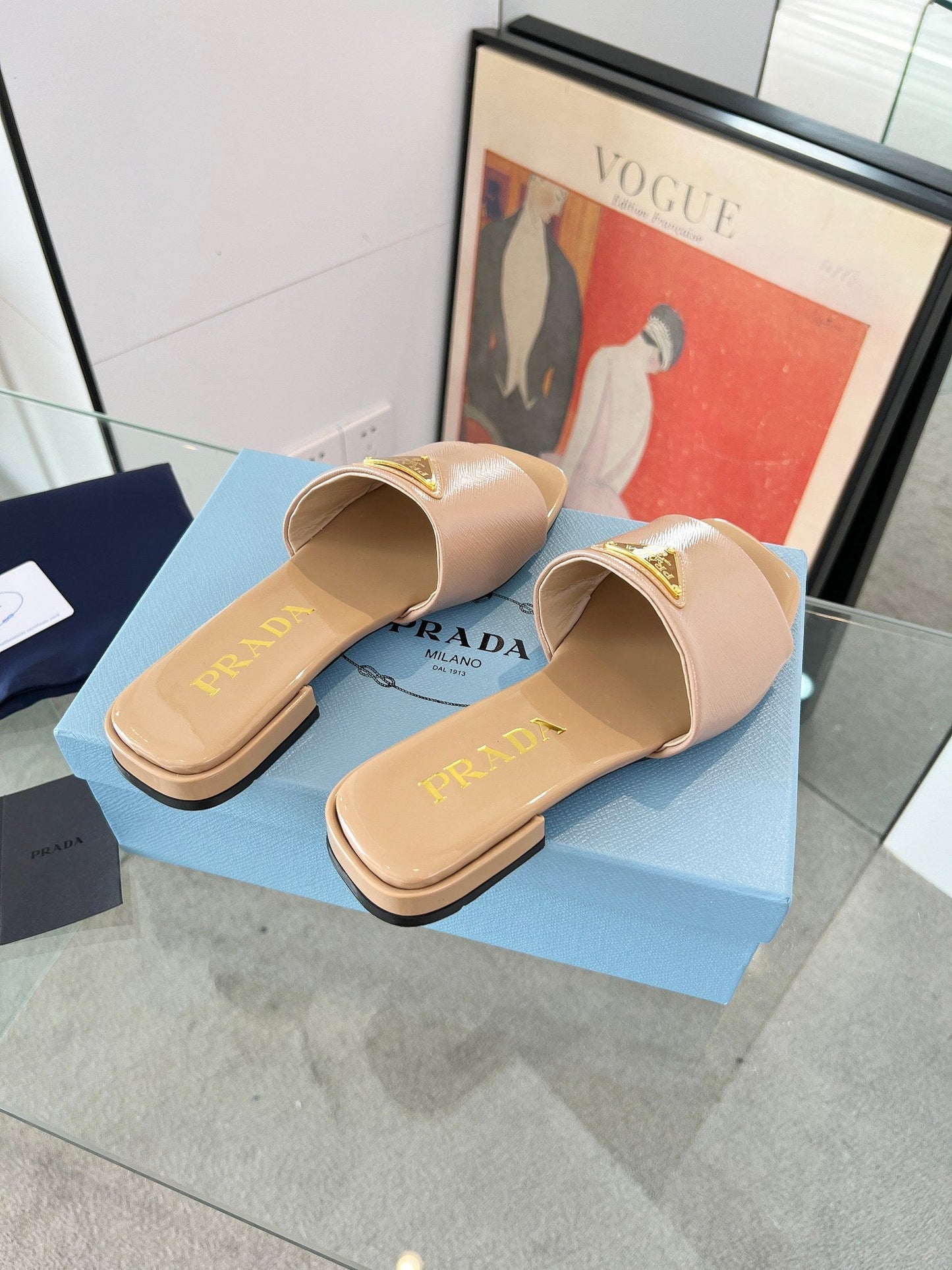 PRA SAFFIANO PATENT SLIDES TUSCAN CALFSKIN