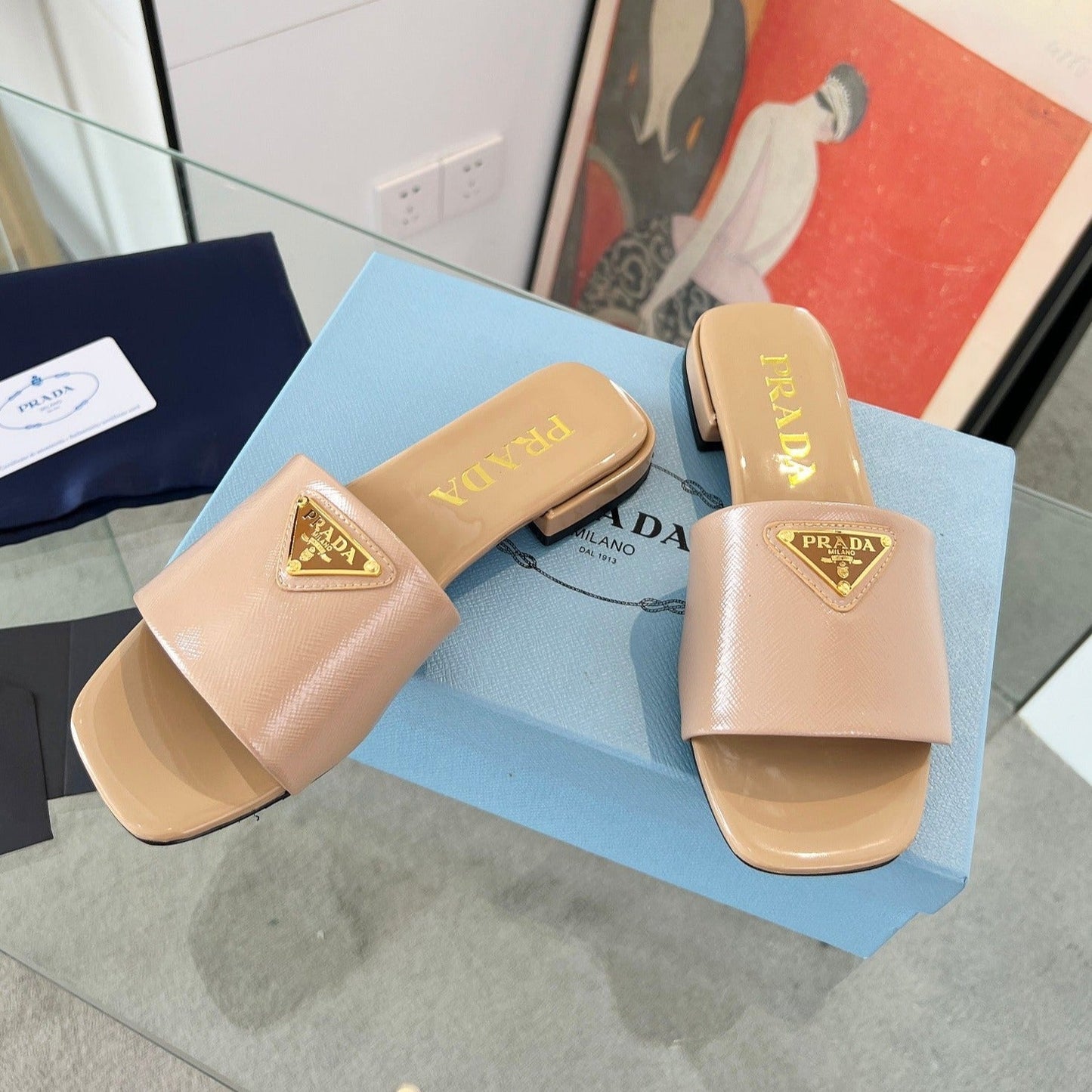 PRA SAFFIANO PATENT SLIDES TUSCAN CALFSKIN