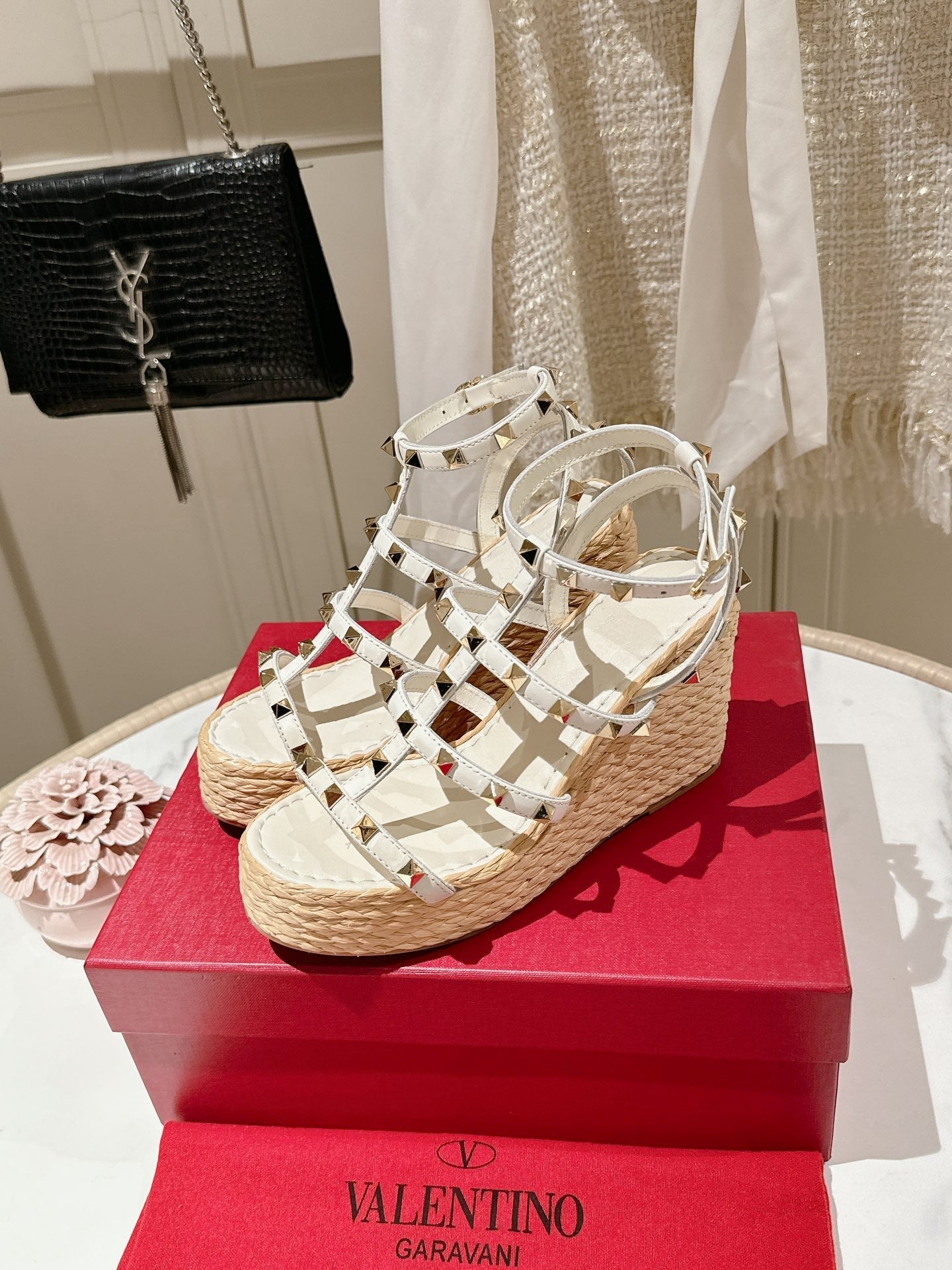 ROCKSTUD ANKLE STRAP WEDGE SANDAL IN WHITE CALFSKIN LEATHER 95 MM