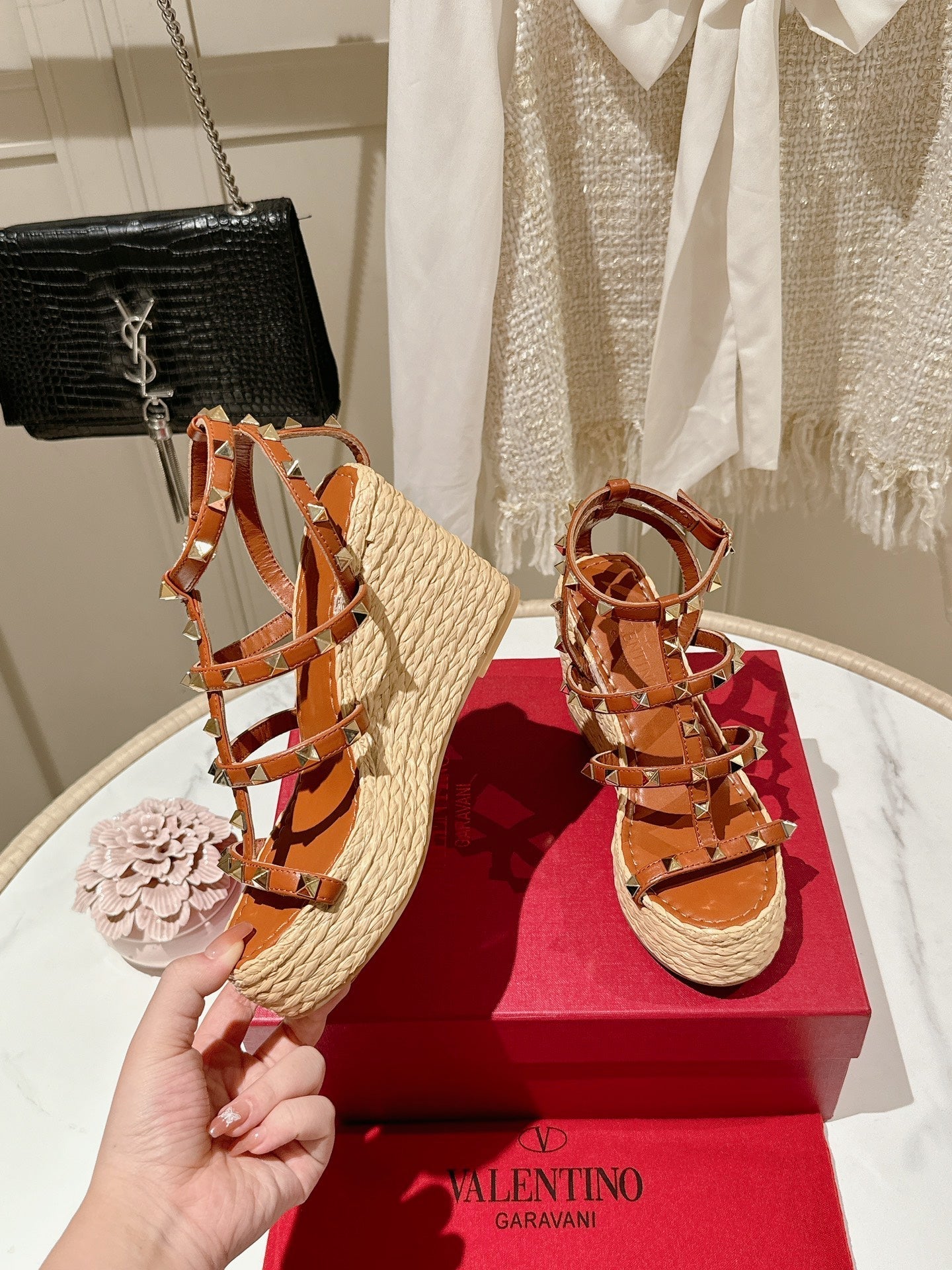 ROCKSTUD ANKLE STRAP WEDGE SANDAL IN YAM ORANGE CALFSKIN LEATHER 95 MM