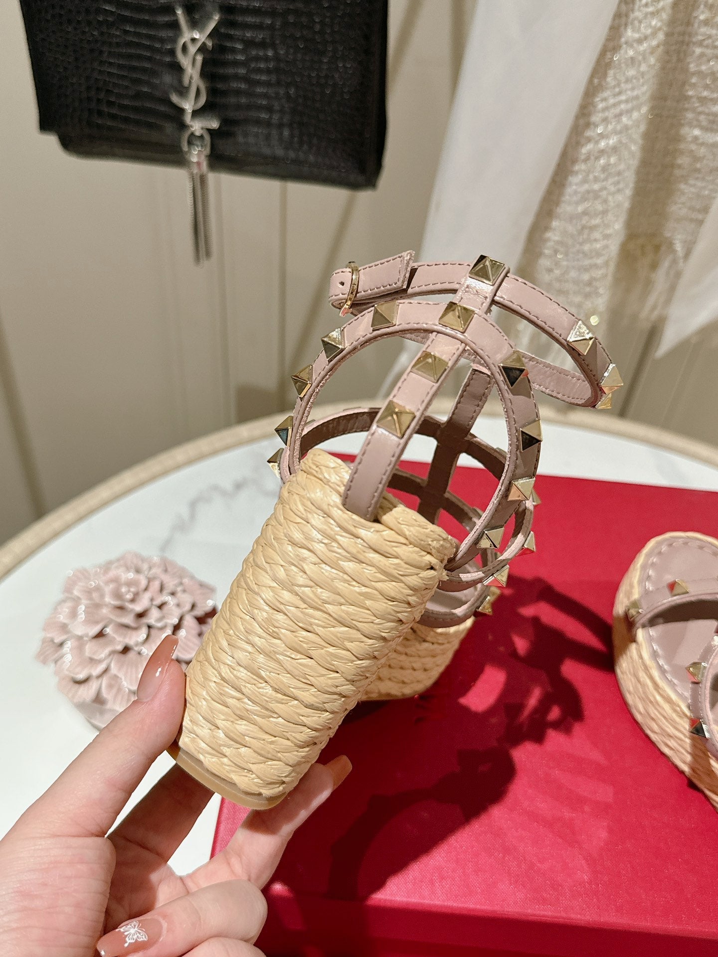 ROCKSTUD ANKLE STRAP WEDGE SANDAL IN CREPE PINK CALFSKIN LEATHER 95 MM