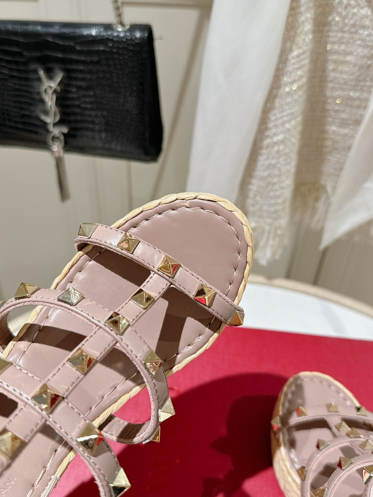 ROCKSTUD ANKLE STRAP WEDGE SANDAL IN CREPE PINK CALFSKIN LEATHER 95 MM